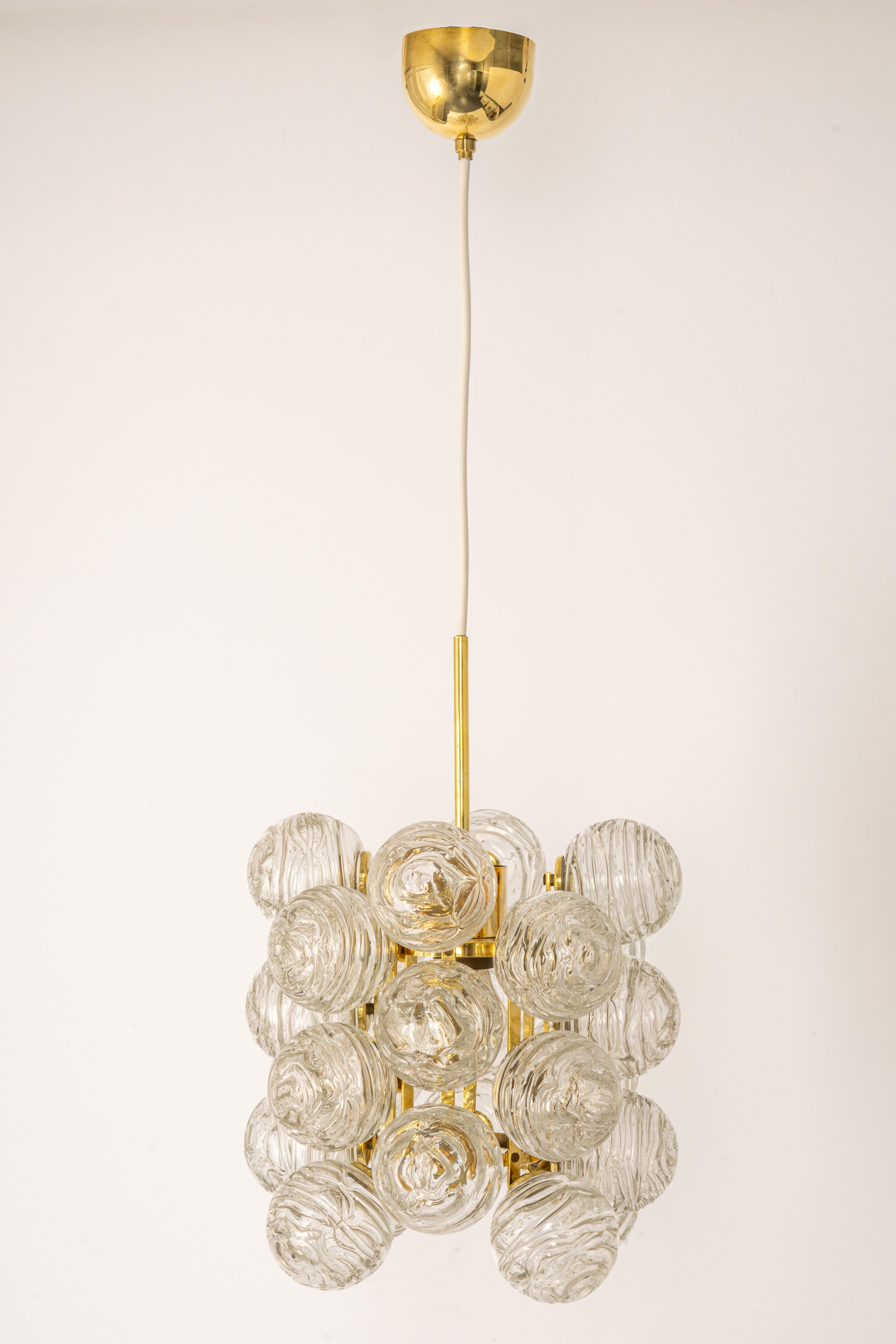 A petite midcentury pendant made by Doria Leuchtern, manufactured in Germany, circa 1970-1979.
The pendant is composed of many Murano glass swirl textured glass elements (snowballs) attached to a brass frame.

Sockets: 1 x E27 standard bulb. (Up to