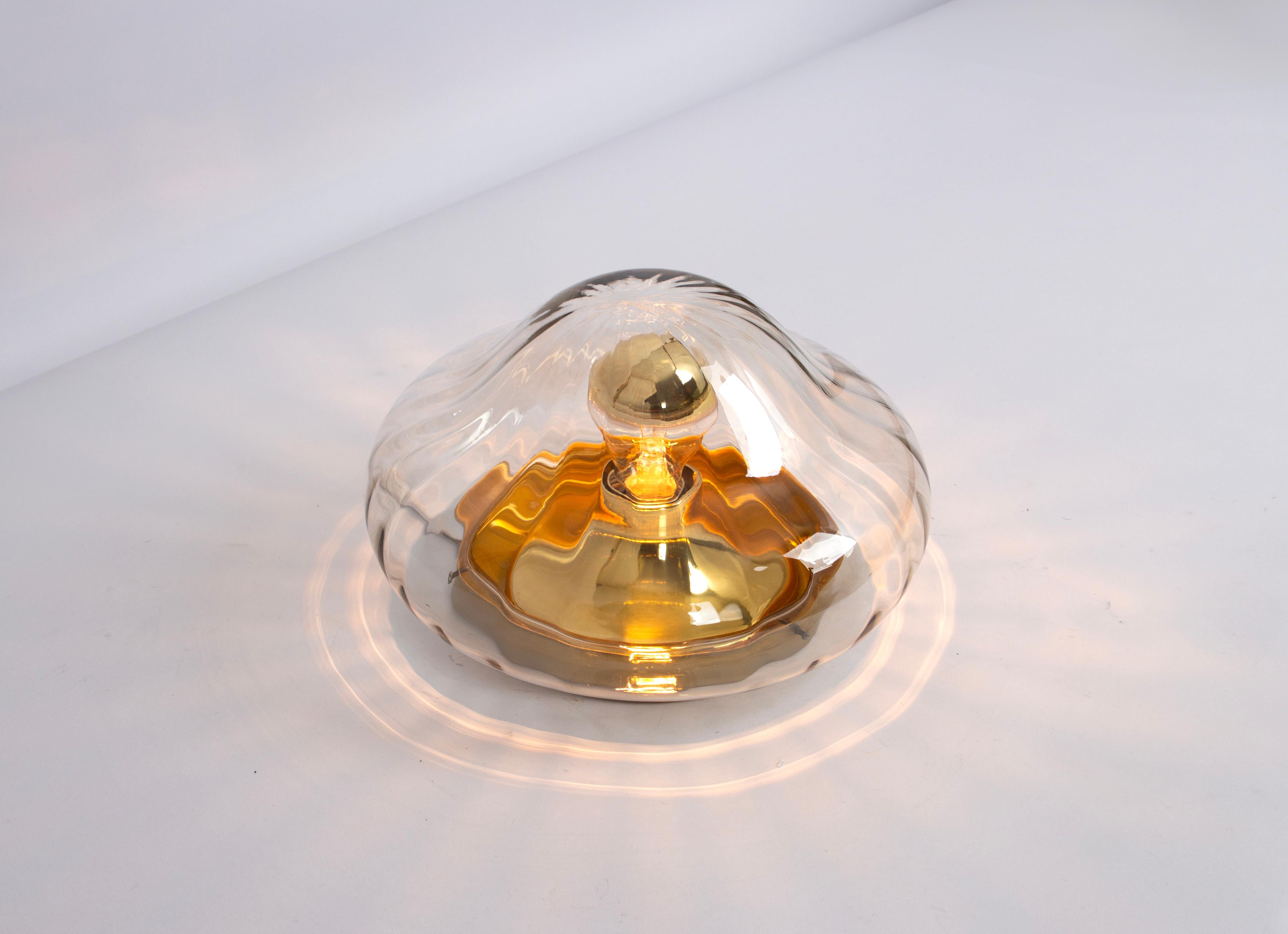 Vintage Sputnik Lampe aus den 1970er Jahren hergestellt in Deutschland, 1970er Jahre.
Diese Lampe kann sowohl als Deckenlampe als auch als Wandlampe verwendet werden.
Wunderschöne Glasform und Lichteffekt.
Fassungen: 1 x E27 Standard