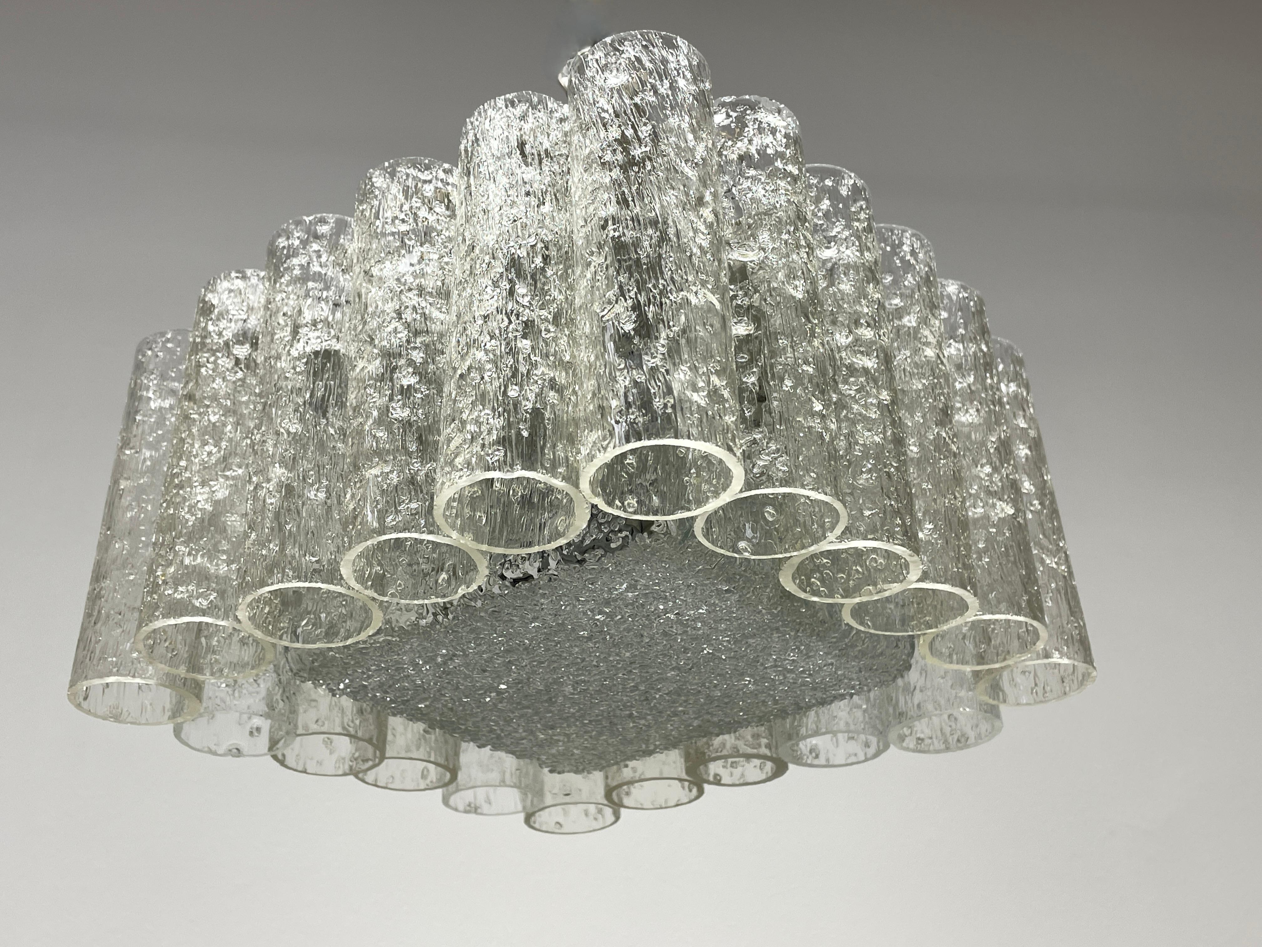 Piccolo lampadario Doria quadrato di metà secolo, con vetro strutturato che circonda un disco quadrato di vetro granulato. L'apparecchio richiede due lampadine europee E27 / 110 Volt Edison, ciascuna con una potenza massima di 100 Watt. È in ottime