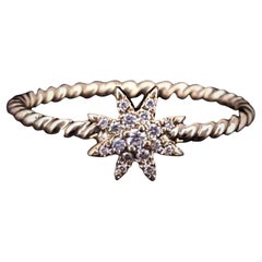 Kleiner Starburst Station Ring aus 18 Karat Gelbgold mit Diamanten