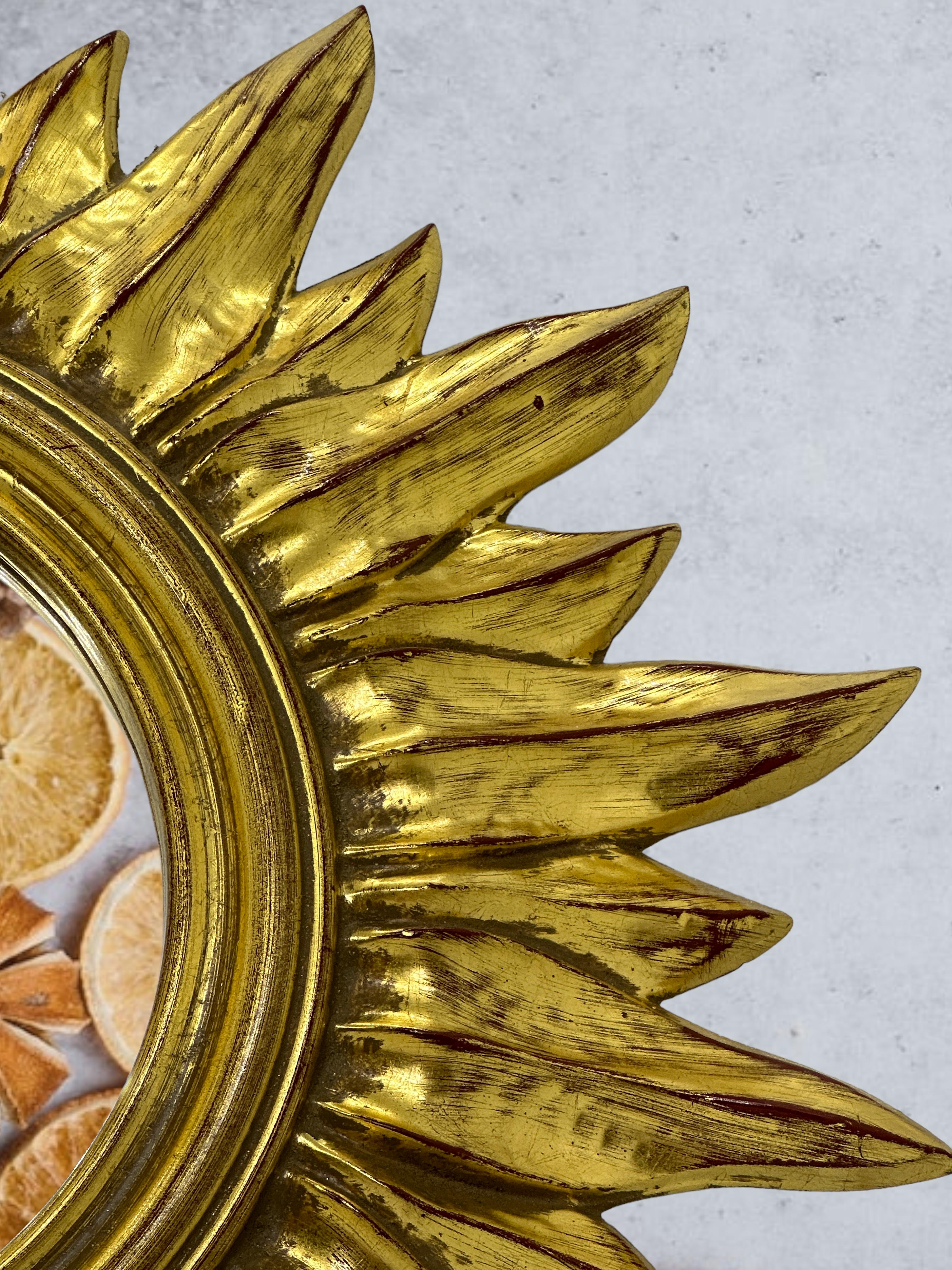 Doré Petit miroir en résine dorée en forme d'étoile de soleil, Belgique, vers 1970 en vente