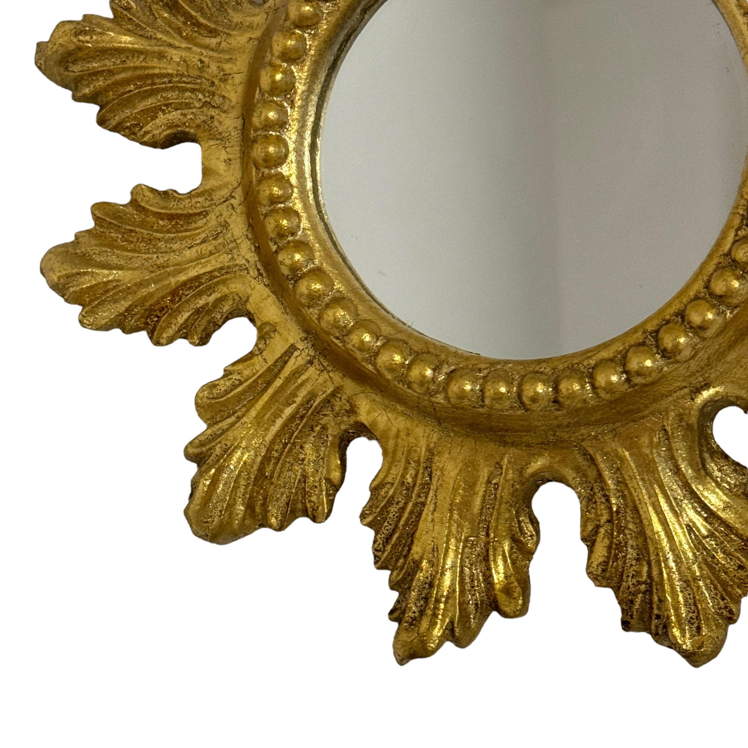 Petite Starburst Sunburst Spiegel aus vergoldetem Holz und Komposition, Italien (Hollywood Regency) im Angebot
