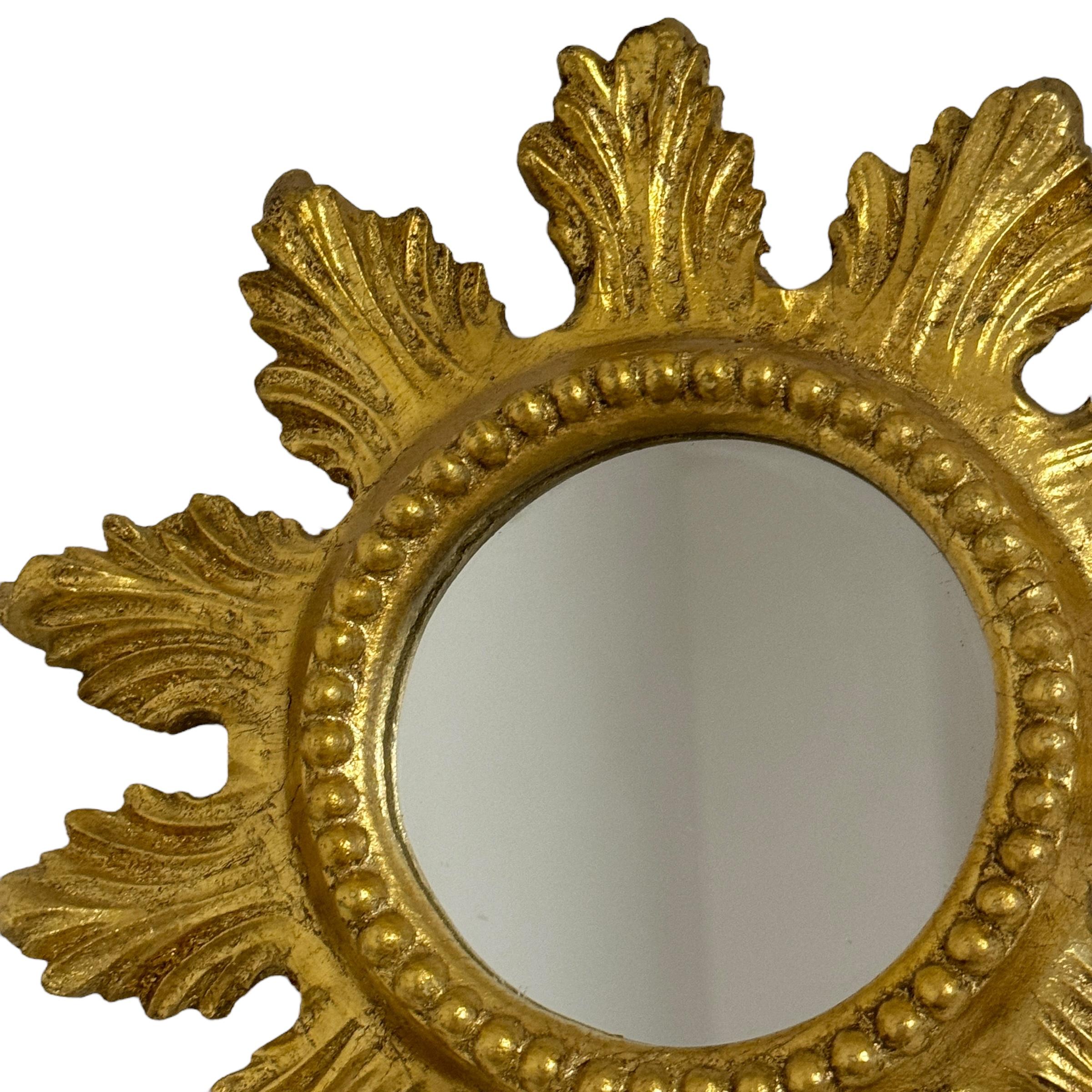 Petite Starburst Sunburst Spiegel aus vergoldetem Holz und Komposition, Italien (Italienisch) im Angebot