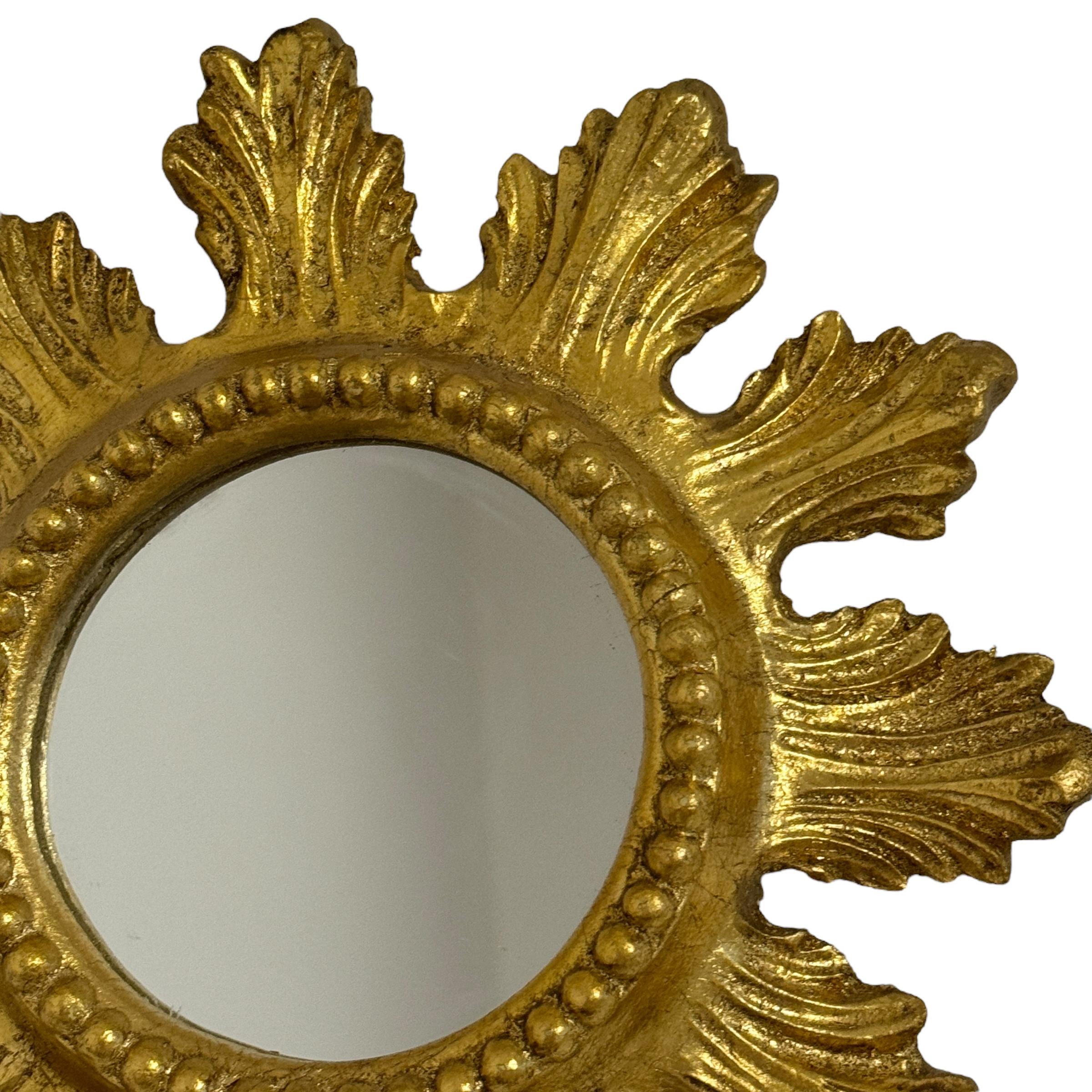 Petite Starburst Sunburst Spiegel aus vergoldetem Holz und Komposition, Italien (Versilbert) im Angebot