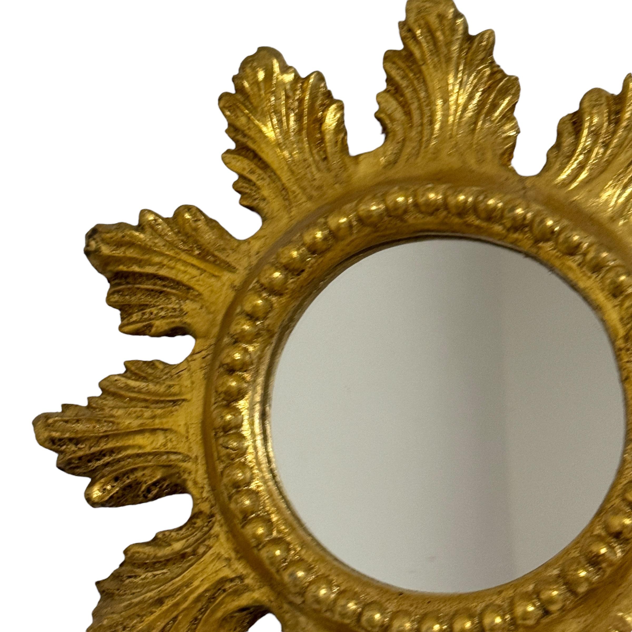 Petite Starburst Sunburst Spiegel aus vergoldetem Holz und Komposition, Italien (Mitte des 20. Jahrhunderts) im Angebot