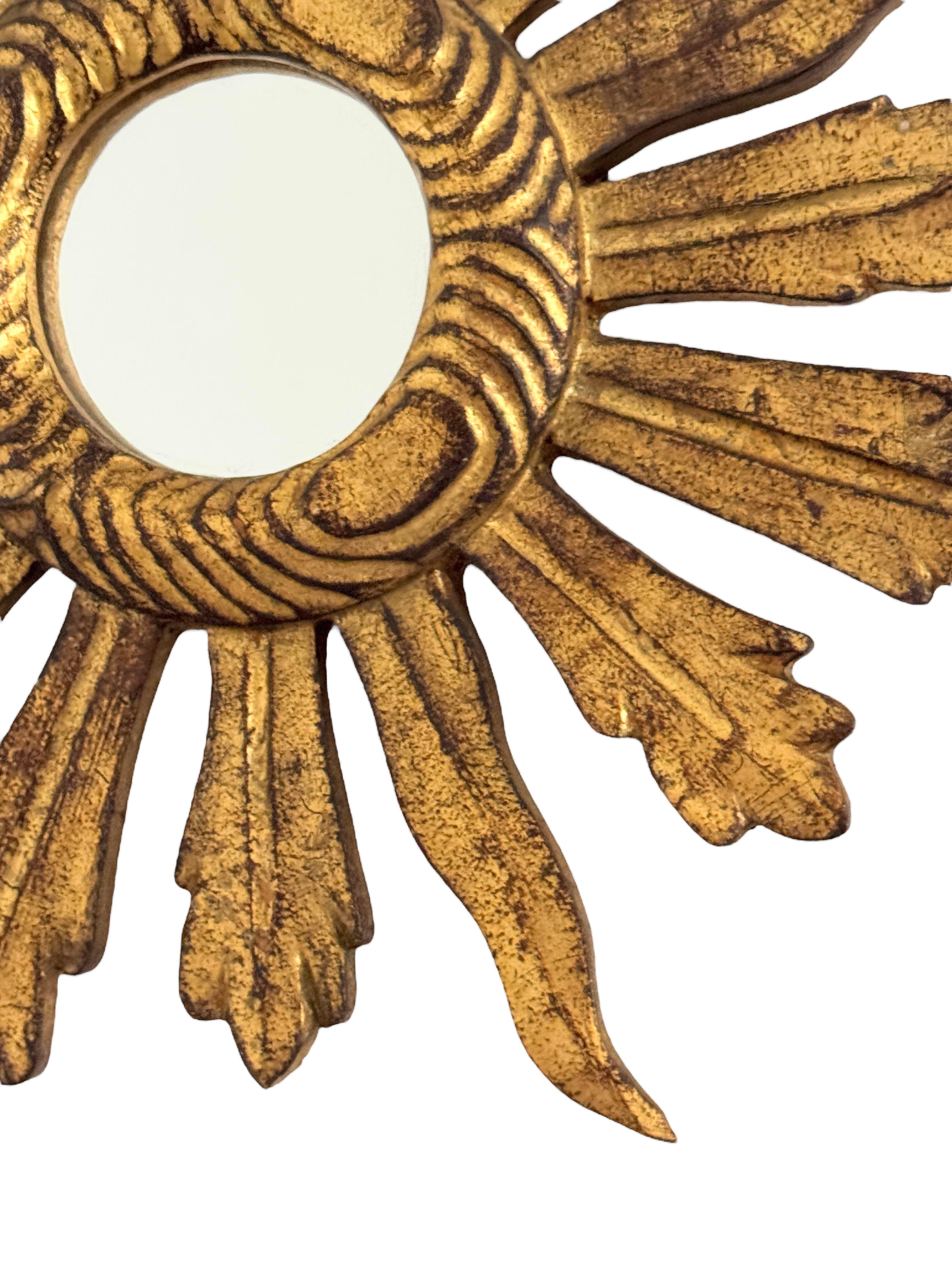 Petite Starburst Sunburst Gilded Wood Convex Mirror, Germany circa 1950s In Good Condition For Sale In Nuernberg, DE