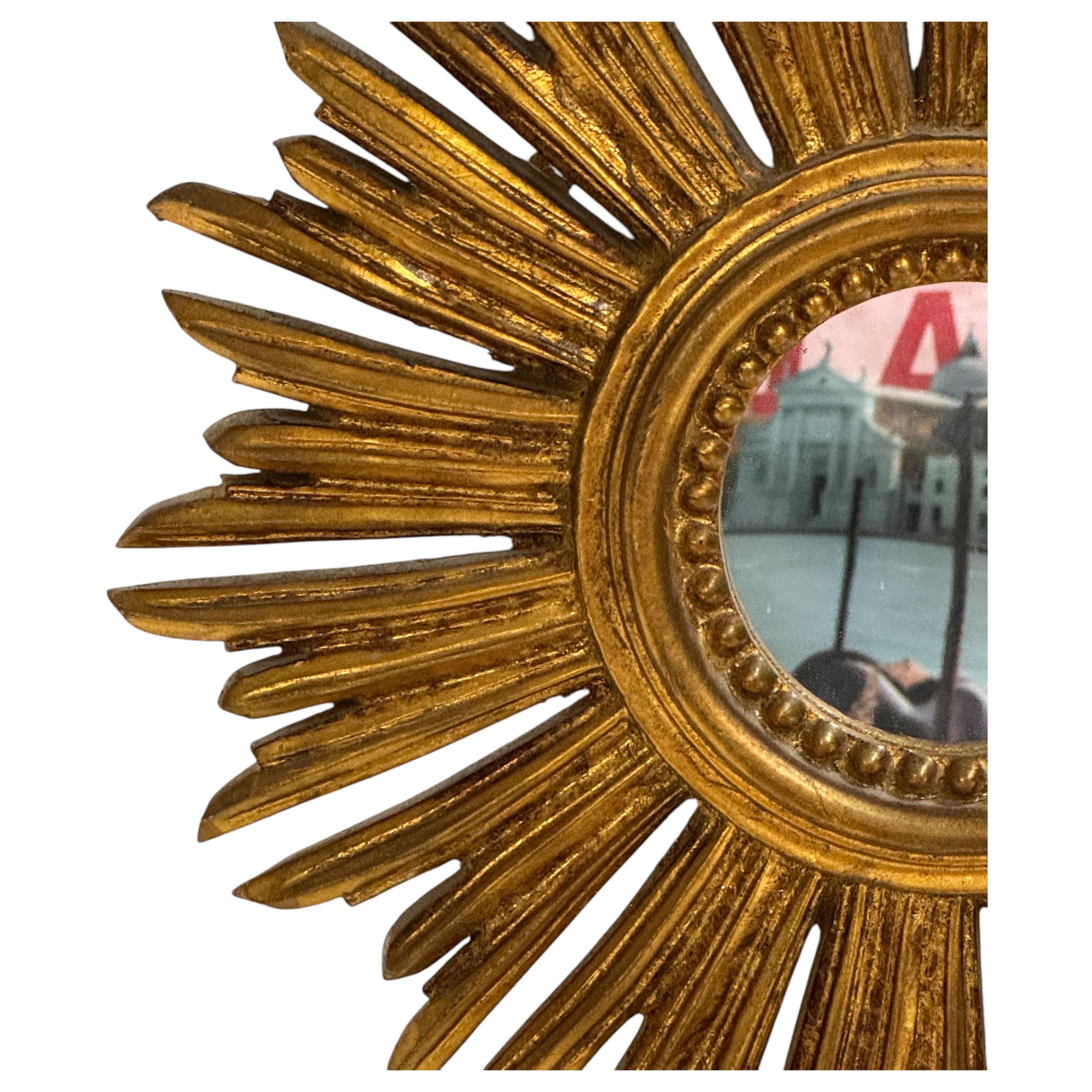 Petite Starburst Sunburst Vergoldeter Holzspiegel, Deutschland ca. 1950er Jahre (Hollywood Regency)