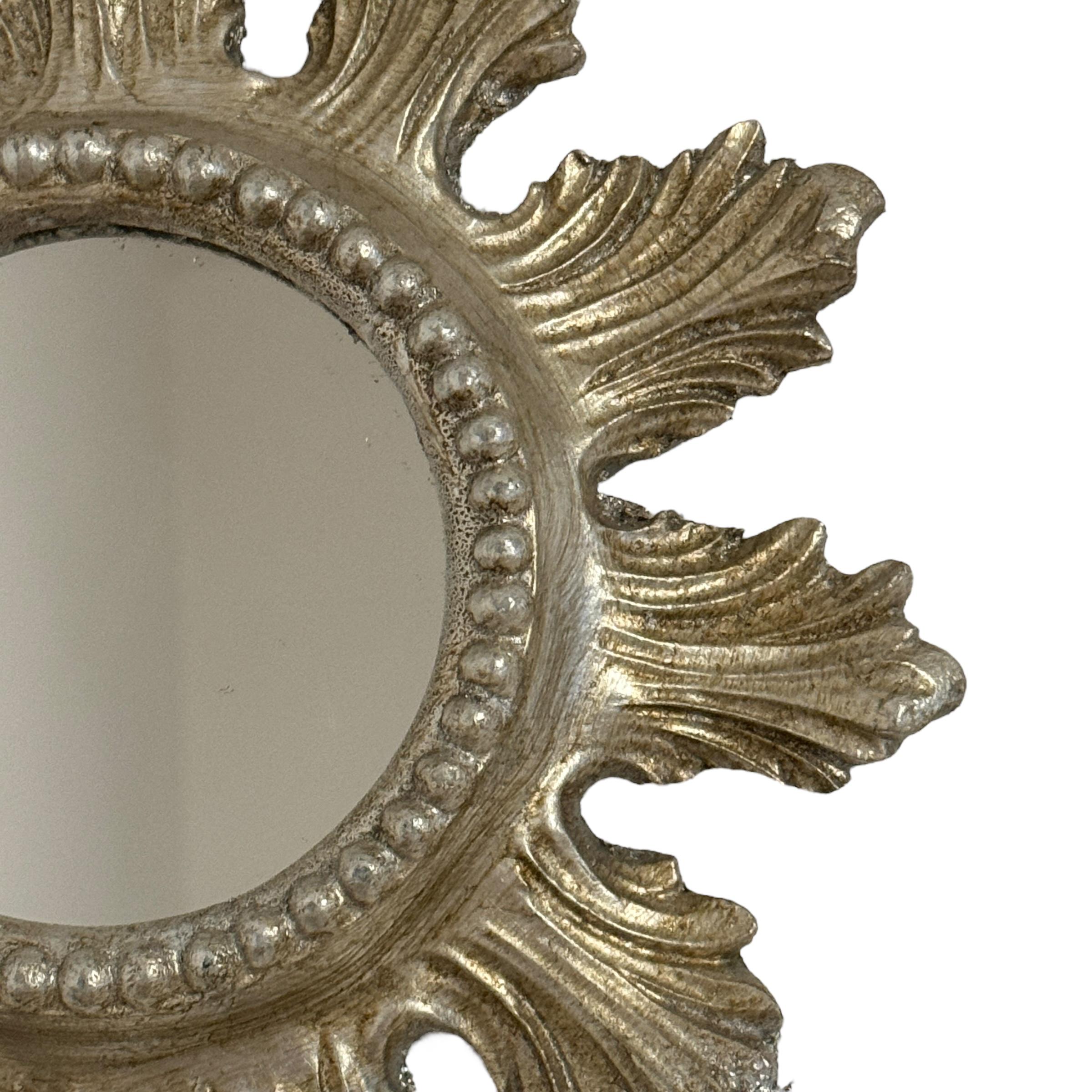 Petite Starburst Sunburst Spiegel aus versilbertem Holz und Komposition, Italien (Hollywood Regency) im Angebot