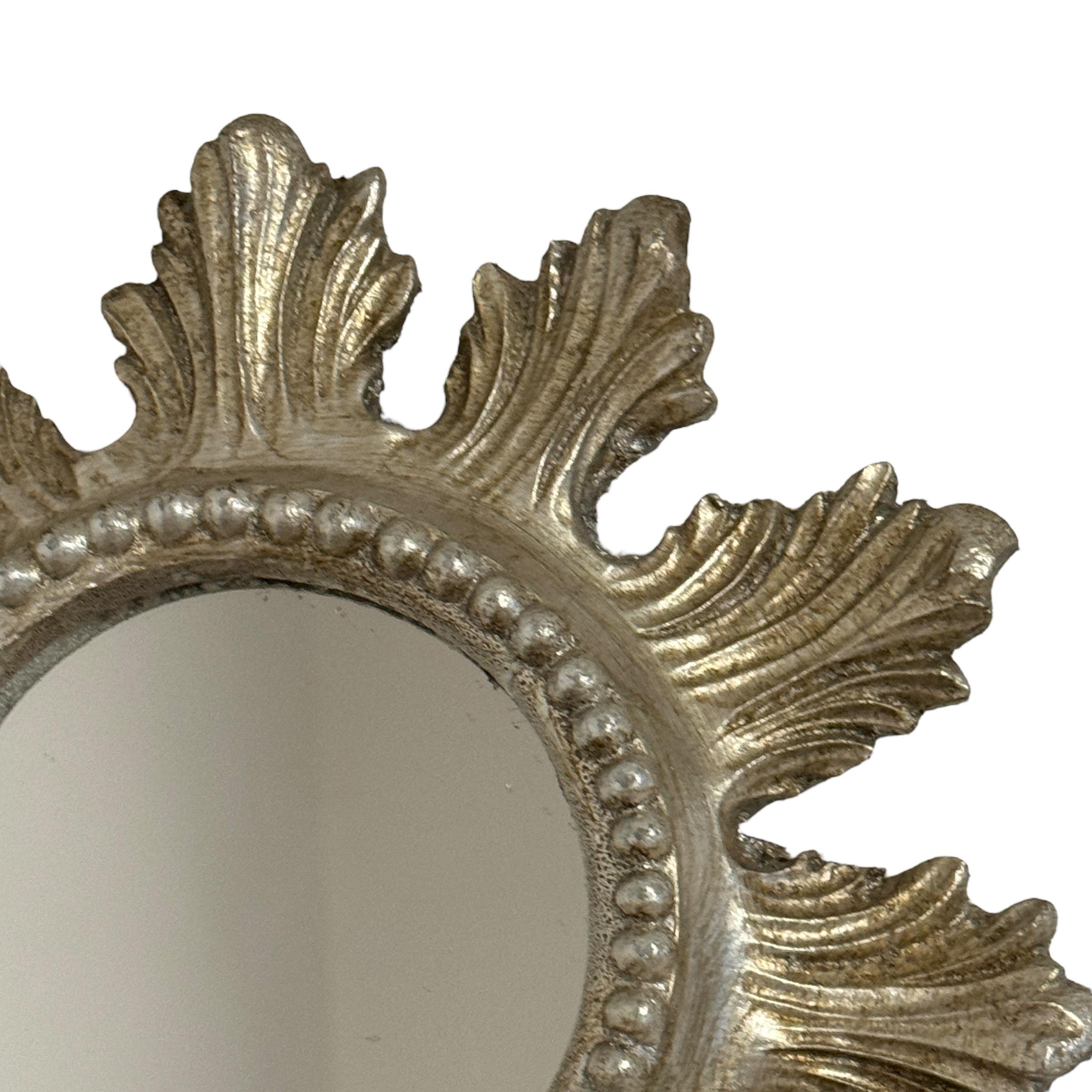 Petite Starburst Sunburst Spiegel aus versilbertem Holz und Komposition, Italien (Italienisch) im Angebot