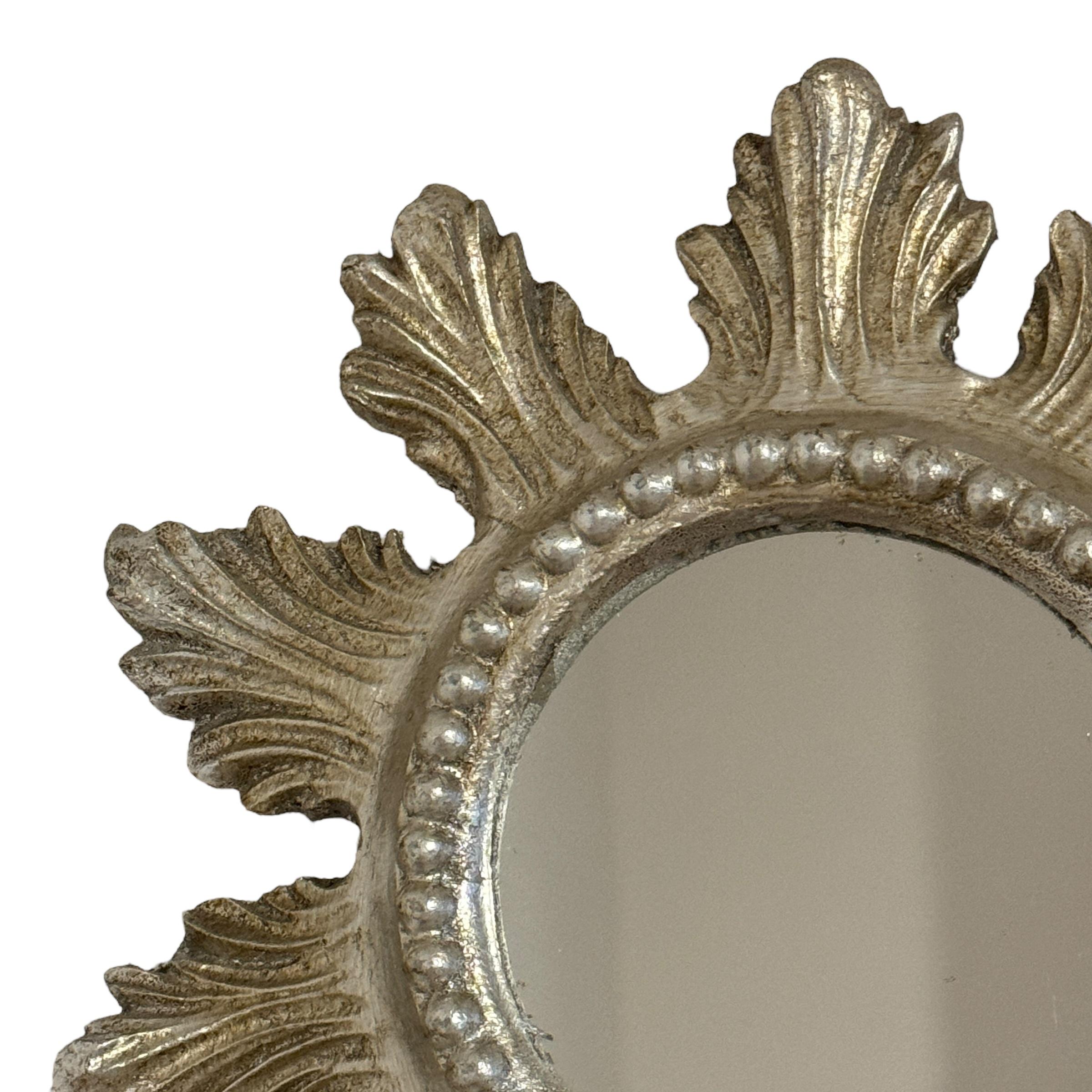 Petite Starburst Sunburst Spiegel aus versilbertem Holz und Komposition, Italien (Versilbert) im Angebot