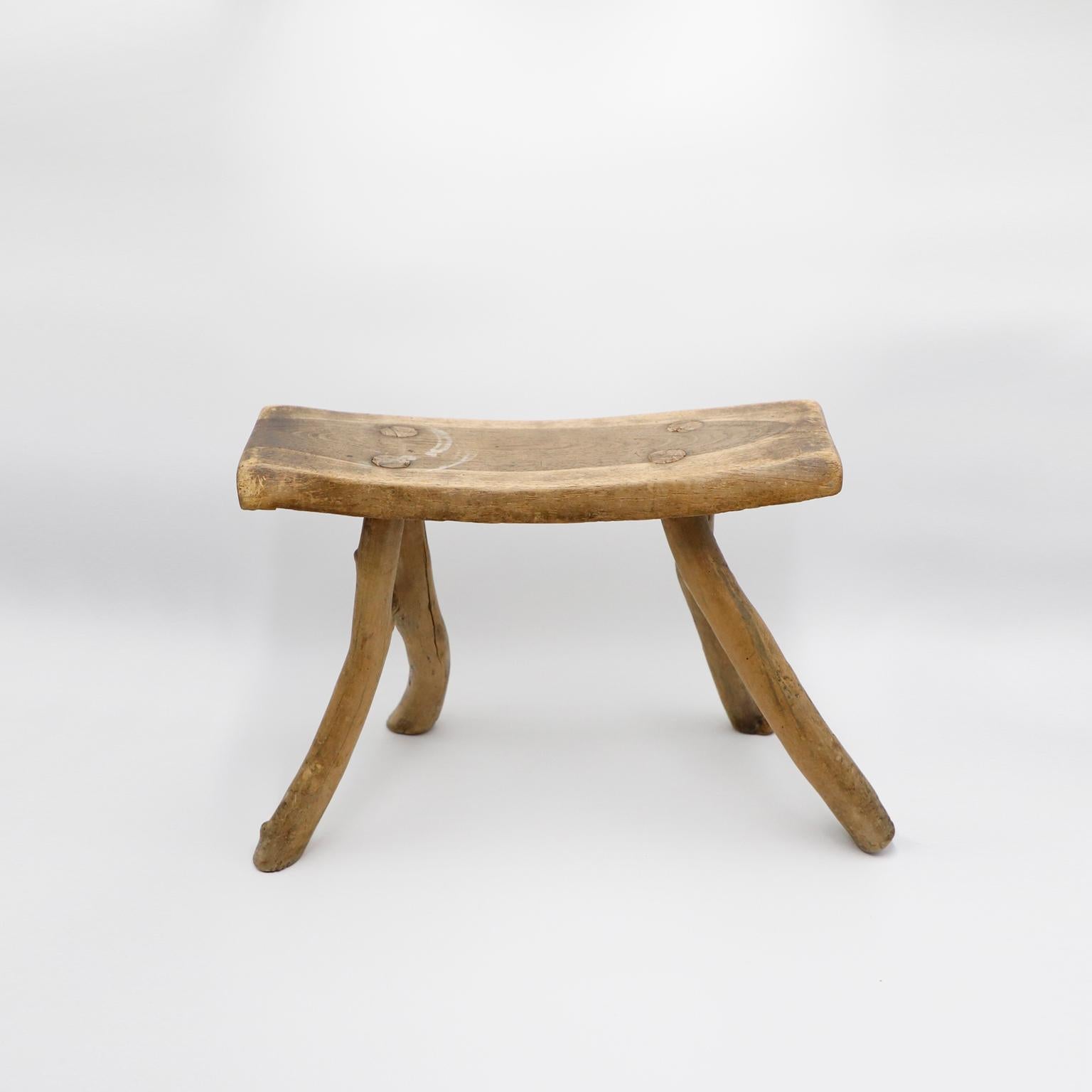 Wir bieten diesen primitiven zierlichen Hocker aus Massivholz an. Hergestellt in Mexiko, vollständig handgefertigt. Fertig zur Verwendung als Hocker oder Beistelltisch.