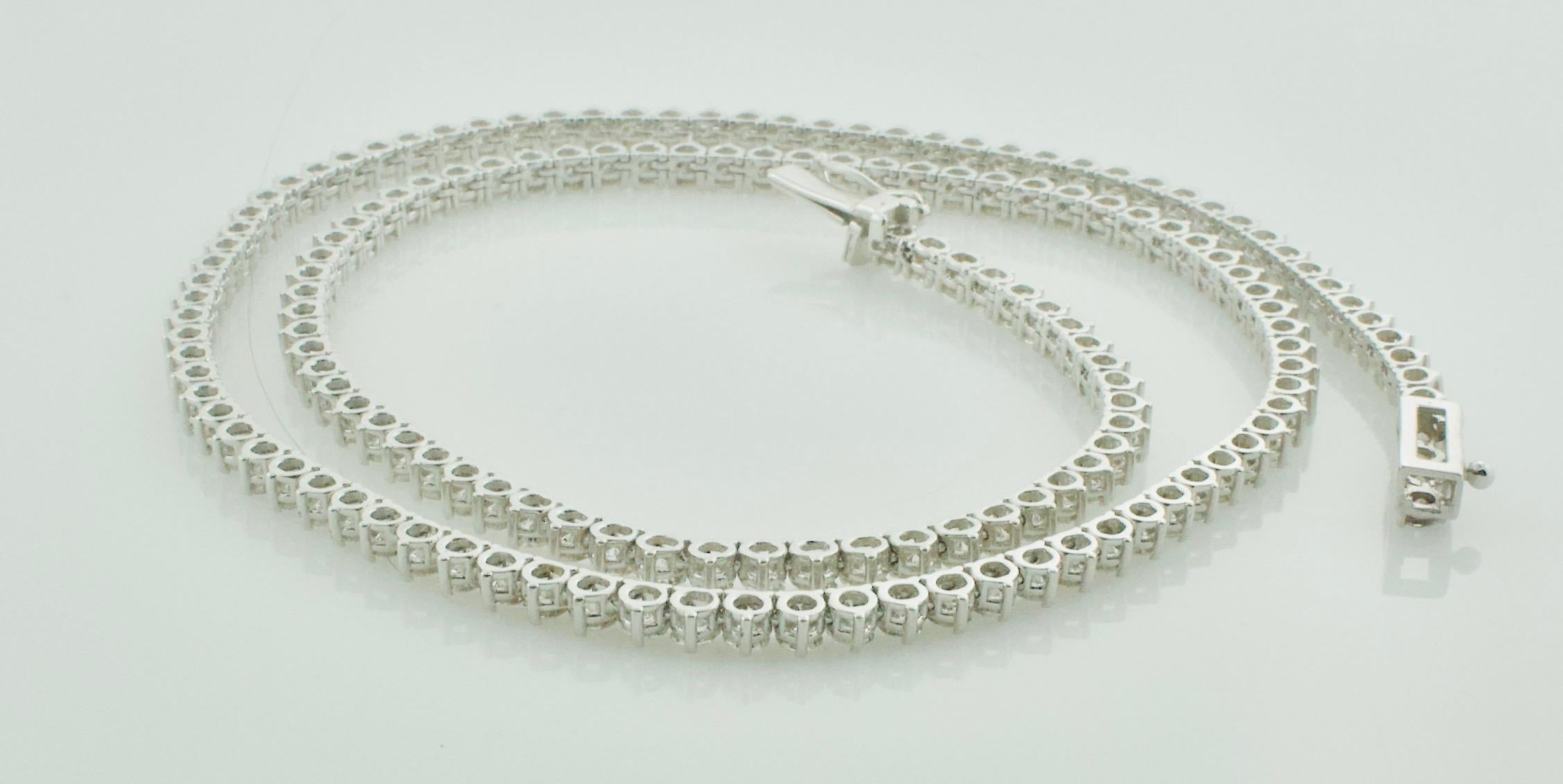 Moderne Petit collier de diamants ligne droite en or blanc en vente