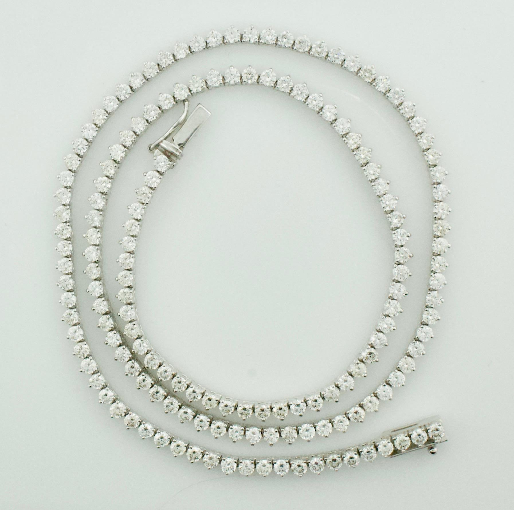Taille ronde Petit collier de diamants ligne droite en or blanc en vente