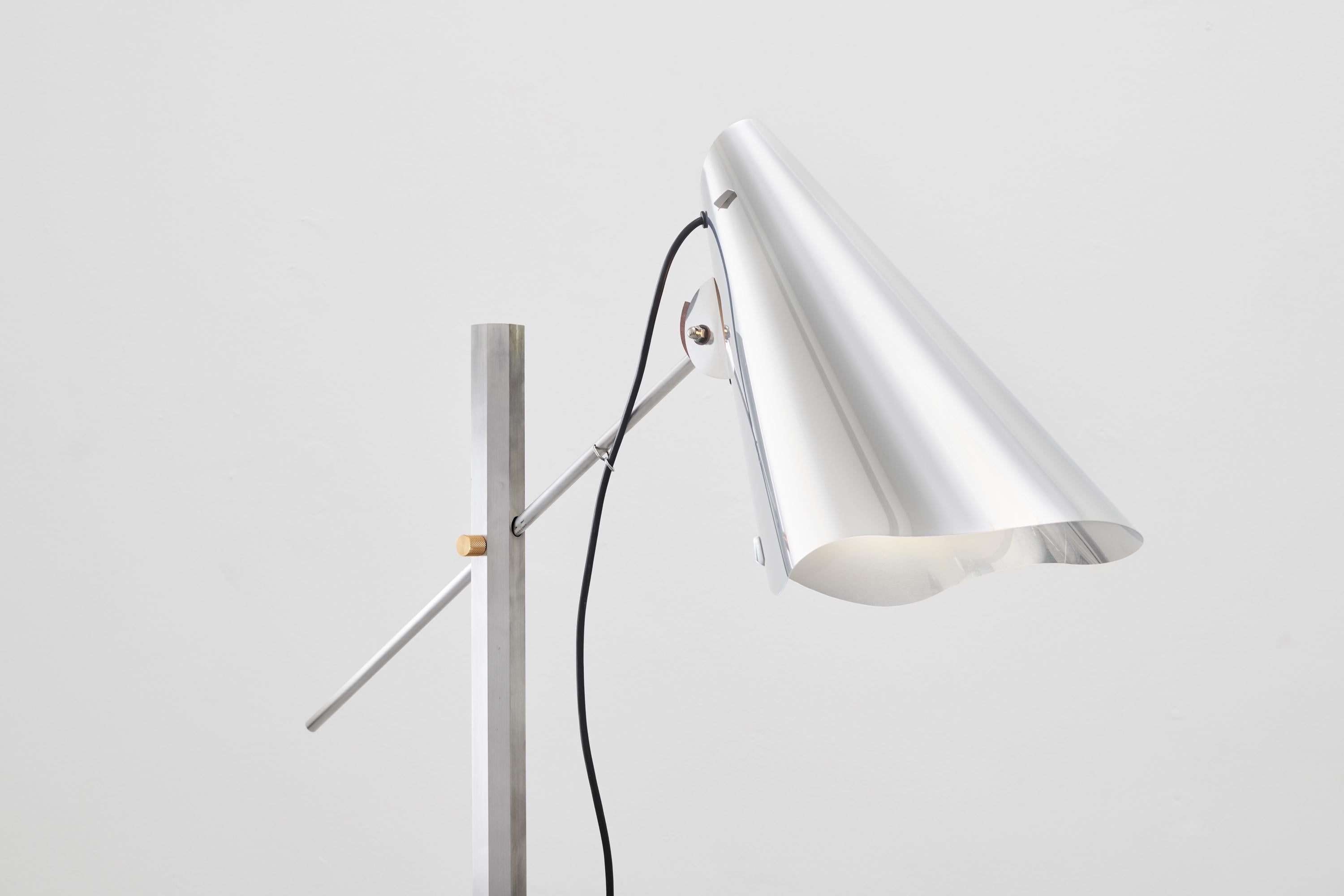 Eine neue Version der ursprünglichen und größeren Straßenlampe des dänischen Künstlers FOS.
Aluminiumstab und -schirm mit Messingdetails und Betonsockel. 
Auch in einer Holz- und Messingversion erhältlich.
Maßgeschneiderte Größen verfügbar
