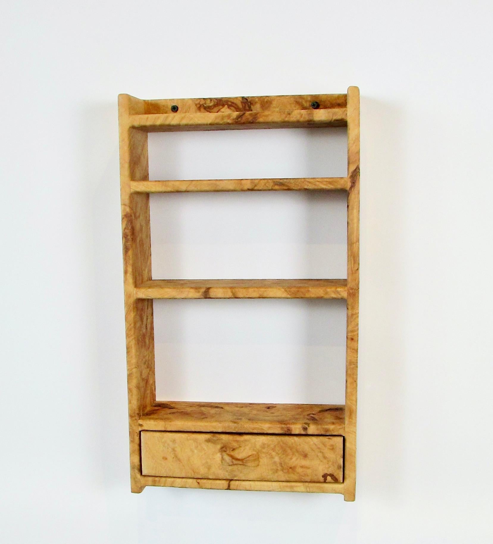 Estantería de pared diminuta finamente elaborada en una madera burl excéntricamente veteada . 