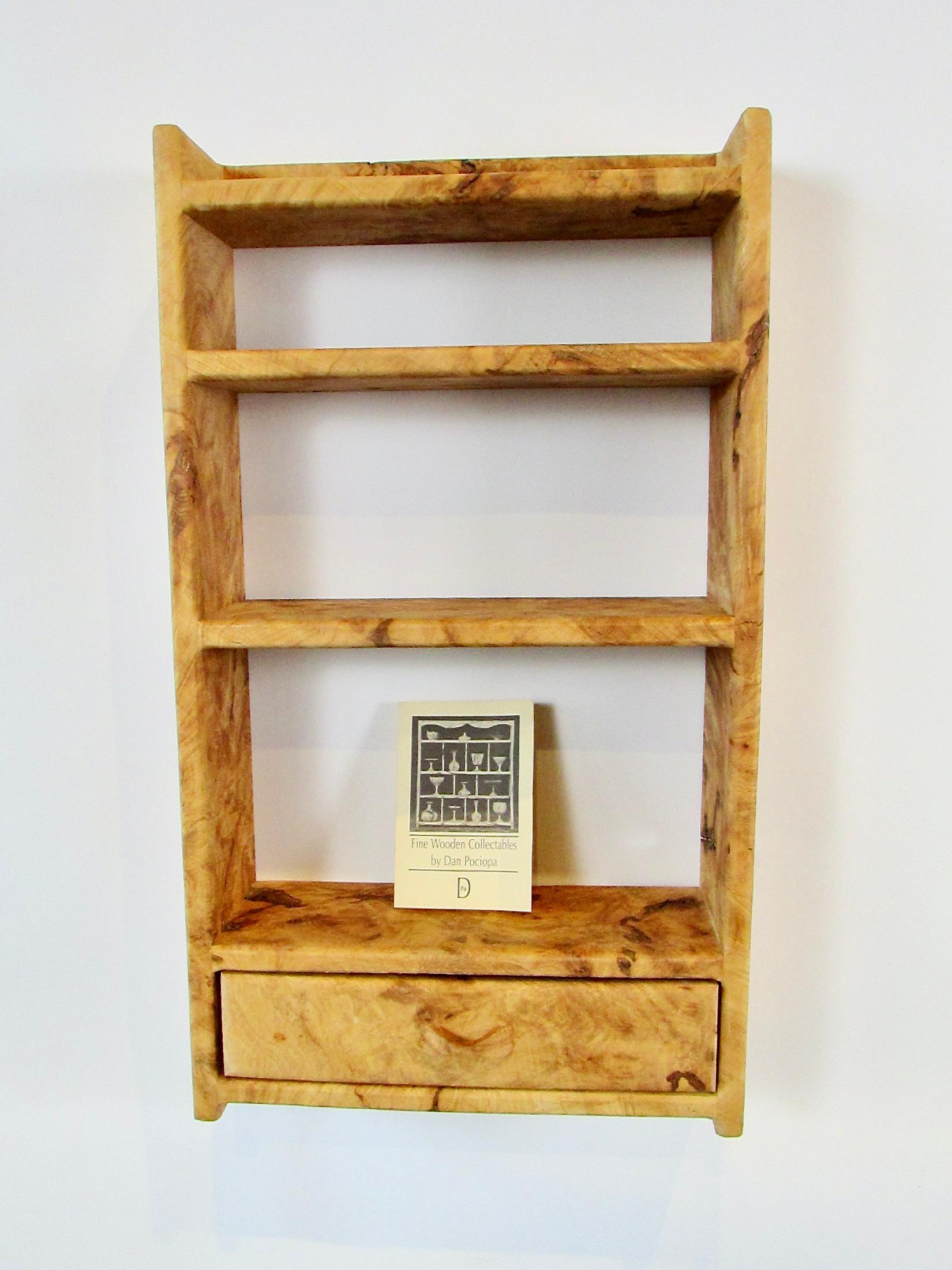 Estantería de pared Petite studio crafted blonde burl collectors en Bueno estado para la venta en Ferndale, MI