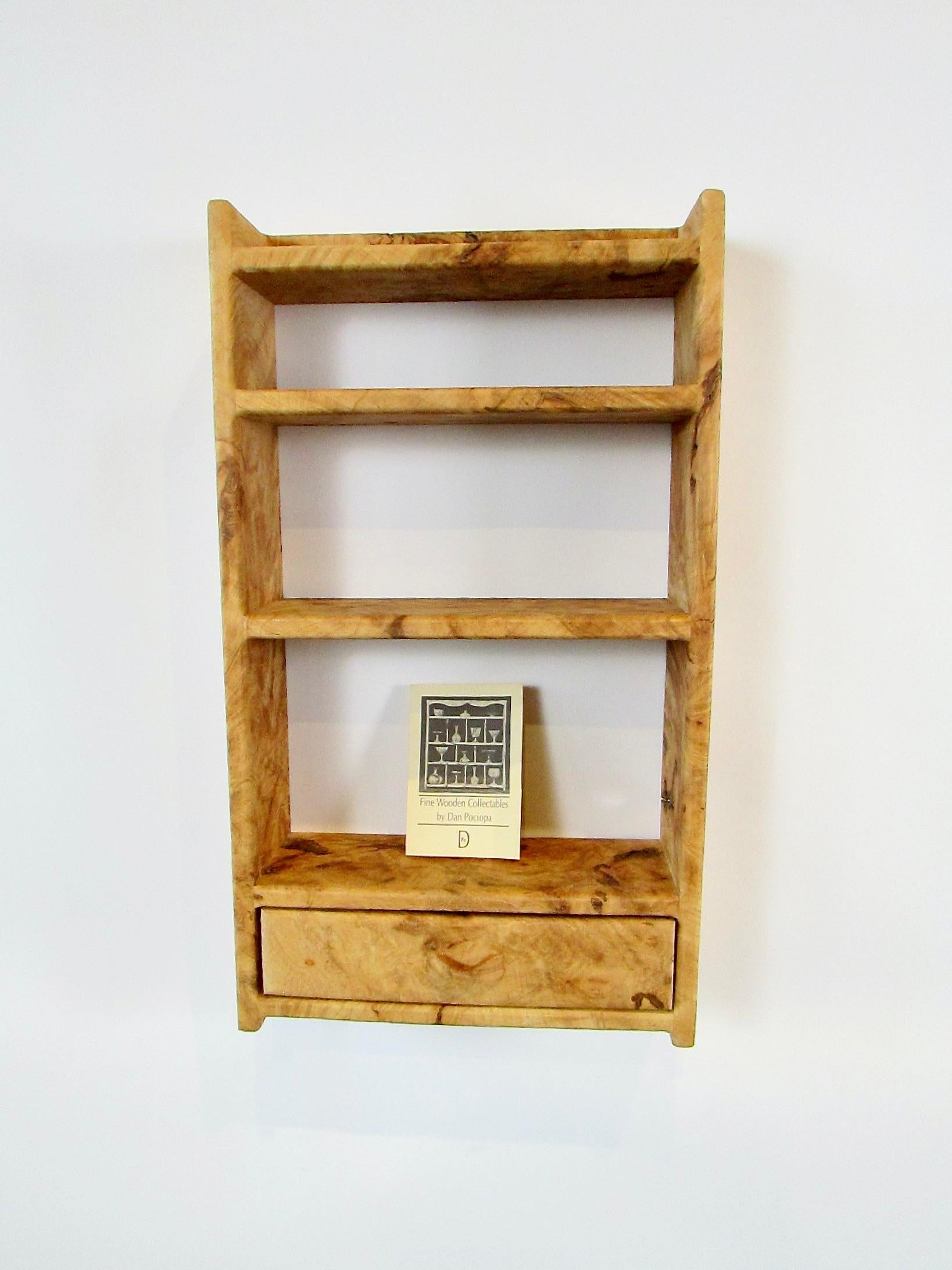 Estantería de pared Petite studio crafted blonde burl collectors siglo XX en venta