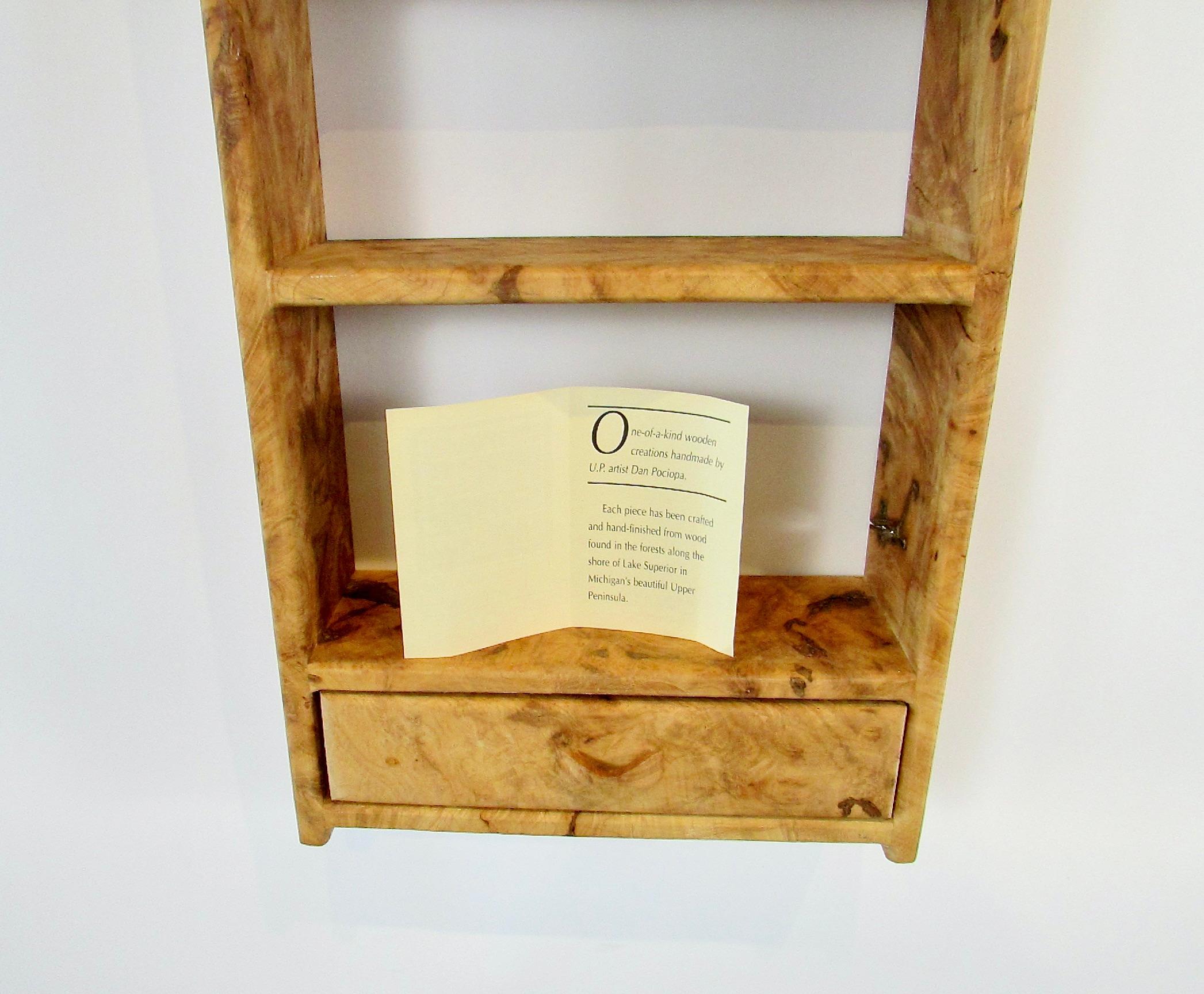 Estantería de pared Petite studio crafted blonde burl collectors Madera de burl en venta