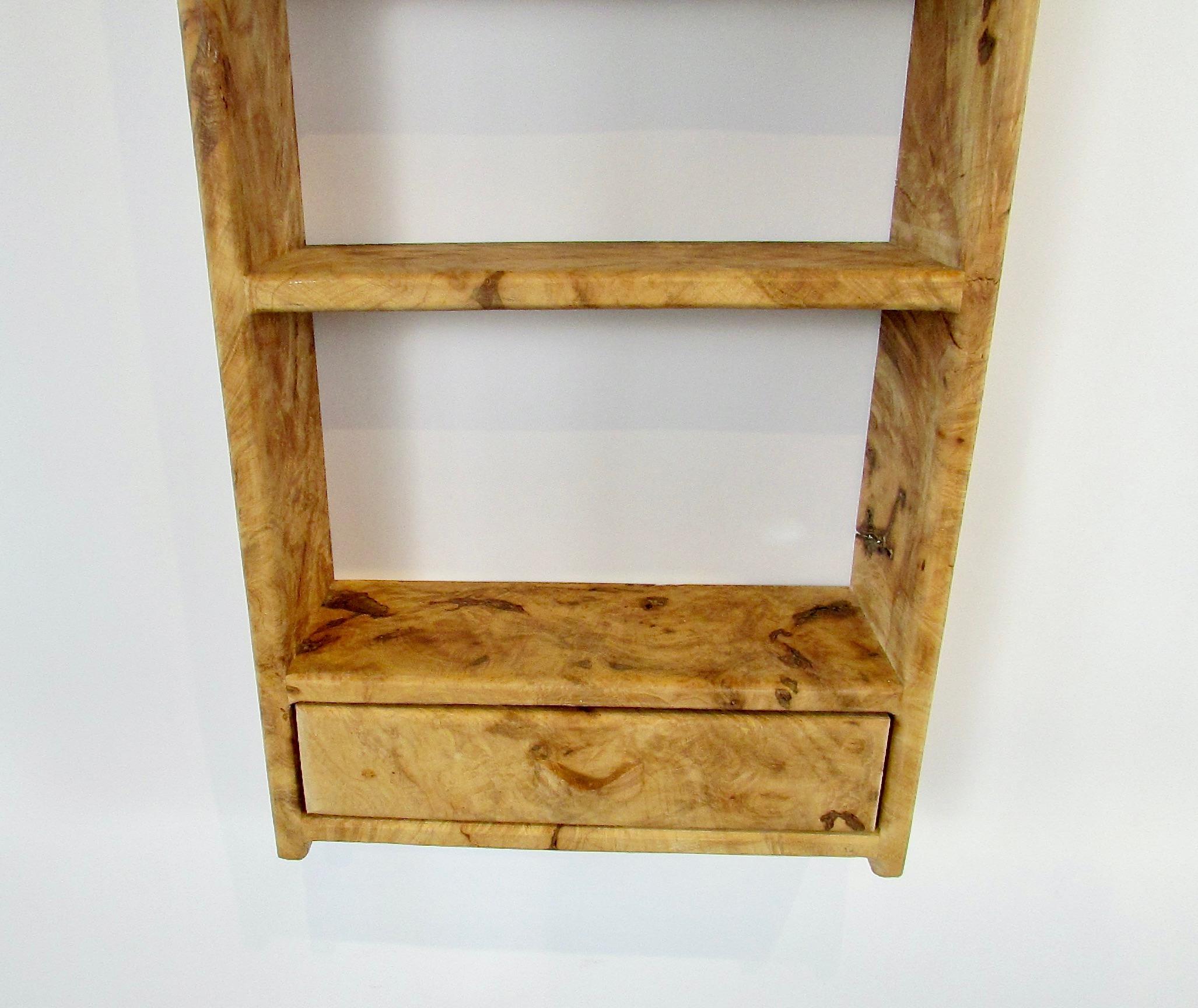 Estantería de pared Petite studio crafted blonde burl collectors en venta 1
