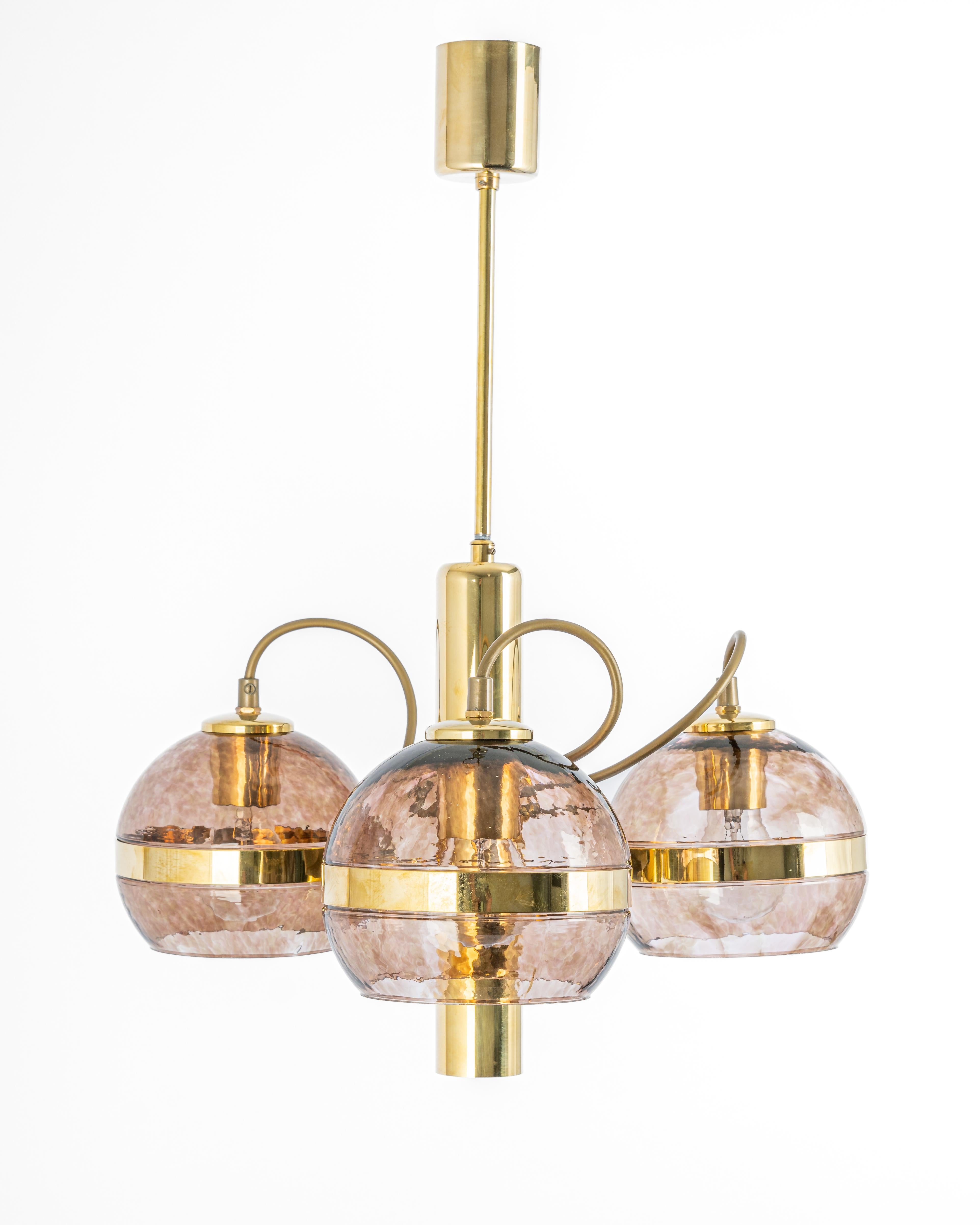 Petite 3-light brass chandelier in the style of Sciolari.
Smoked glass in a very beautiful smokey brown color.
Made with brass, best of the 1960s.

High quality and in very good condition. Cleaned, well-wired and ready to use. 

The fixture requires