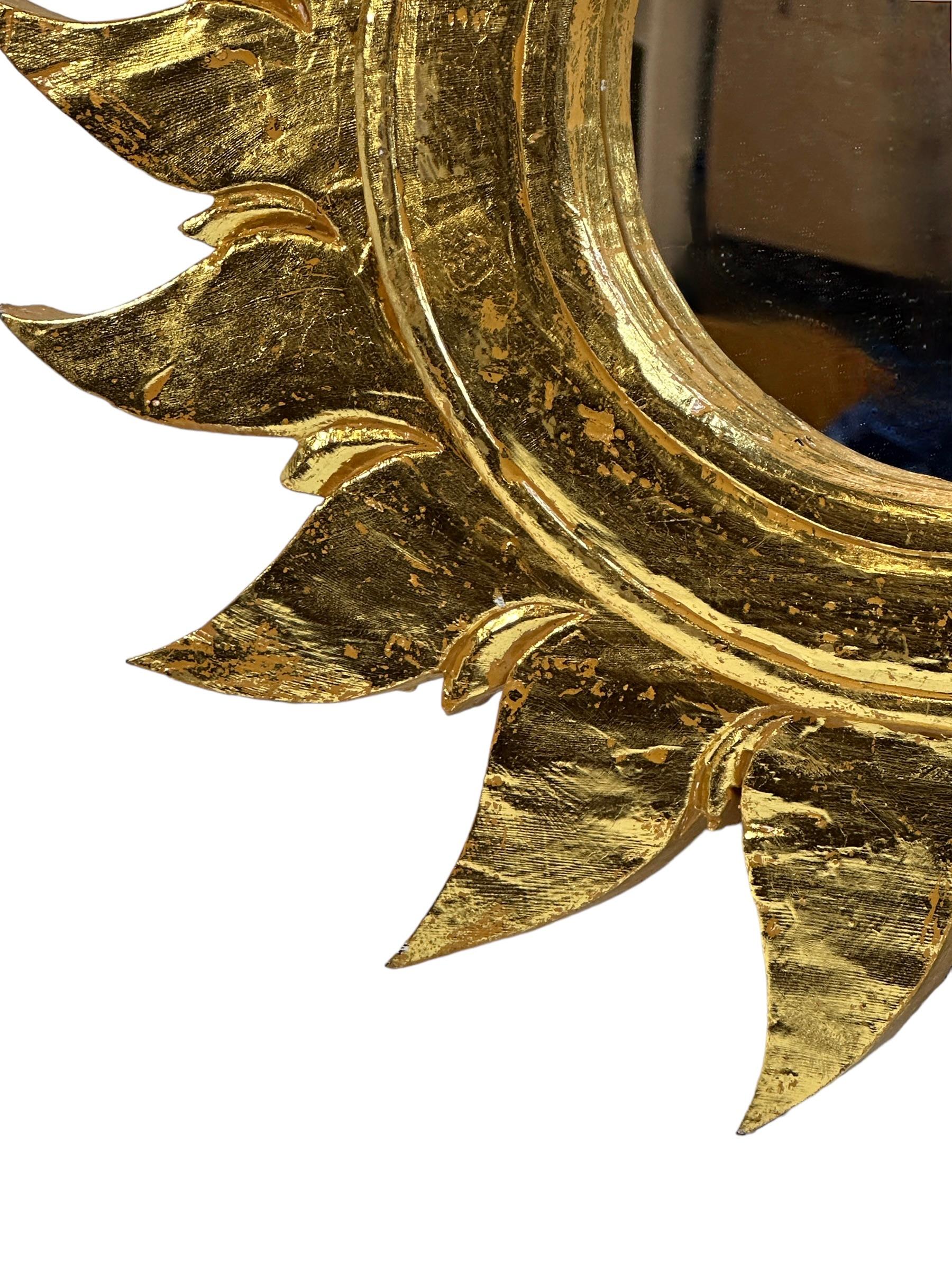 Petite Sun Shaped Gilded Wood Mirror, Germany circa 1980s In Good Condition For Sale In Nuernberg, DE