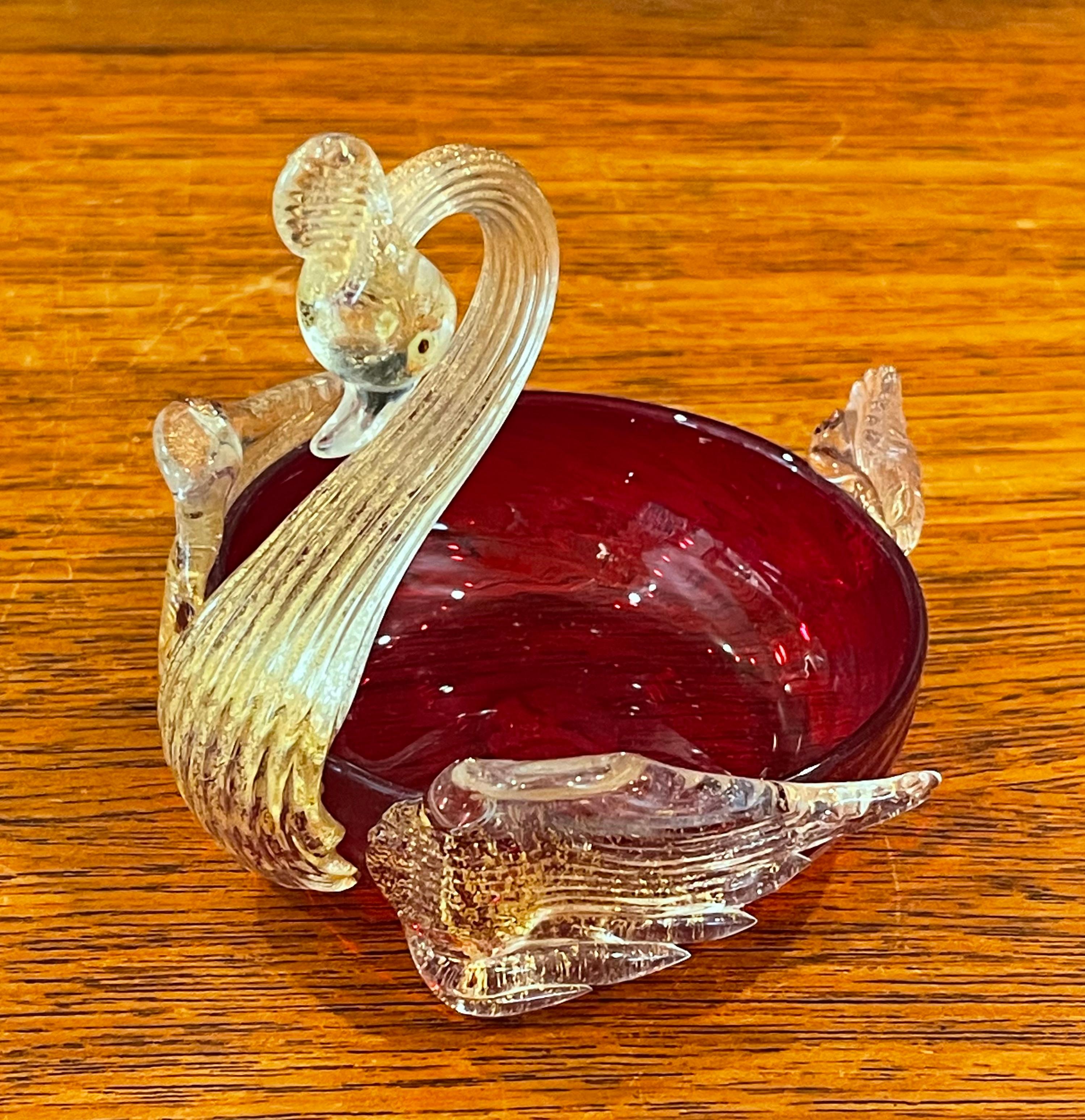 Stylish petite swan art glass trinket dish by Murano glass, circa 1970s. The is in very good condition with no chips or cracks and measures 4