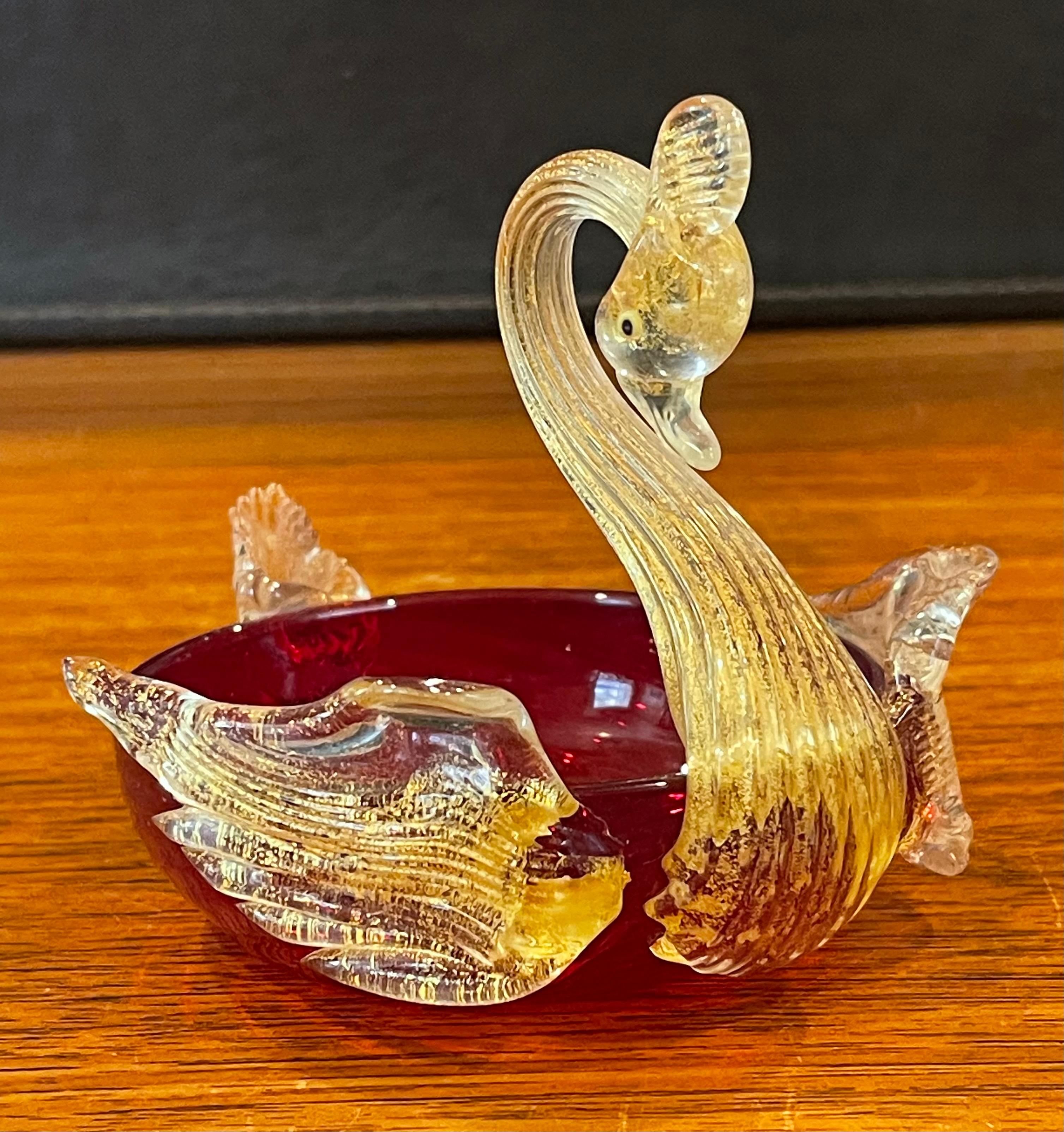 20ième siècle Petite sculpture de cygne en verre d'art de Murano en vente