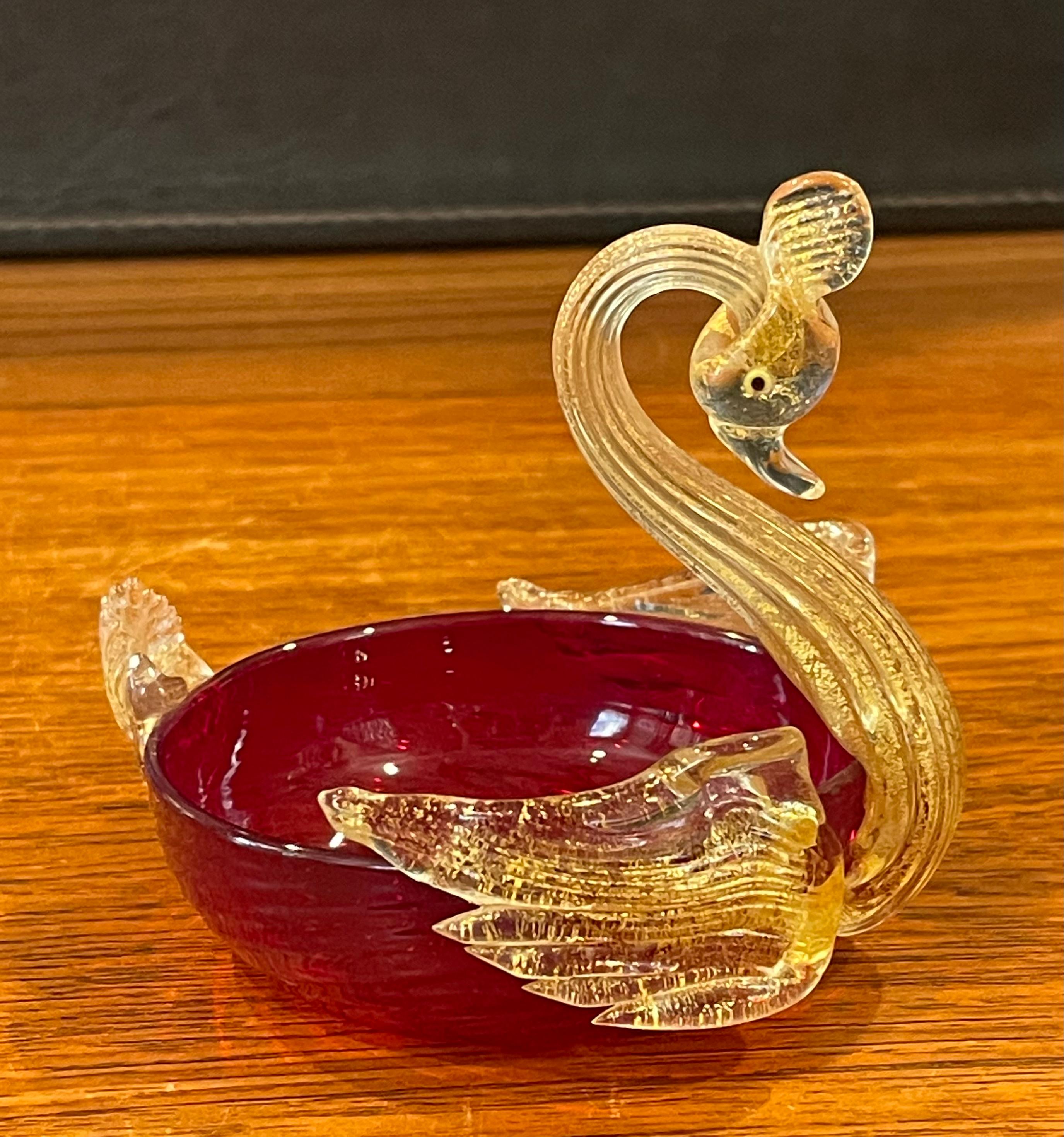 Verre d'art Petite sculpture de cygne en verre d'art de Murano en vente
