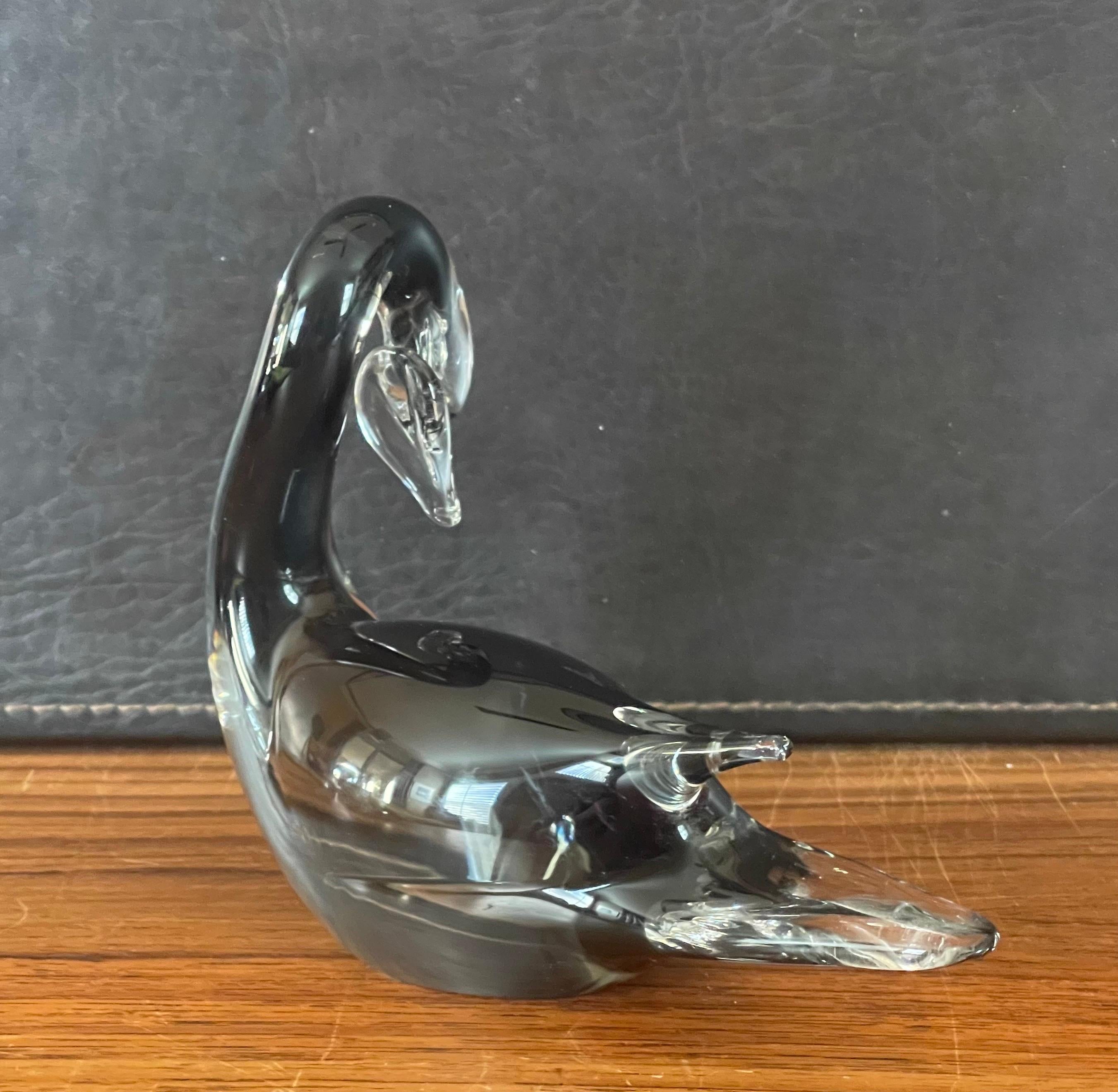 Mid-Century Modern Petite sculpture de cygne en verre d'art Sommerso de Murano en vente