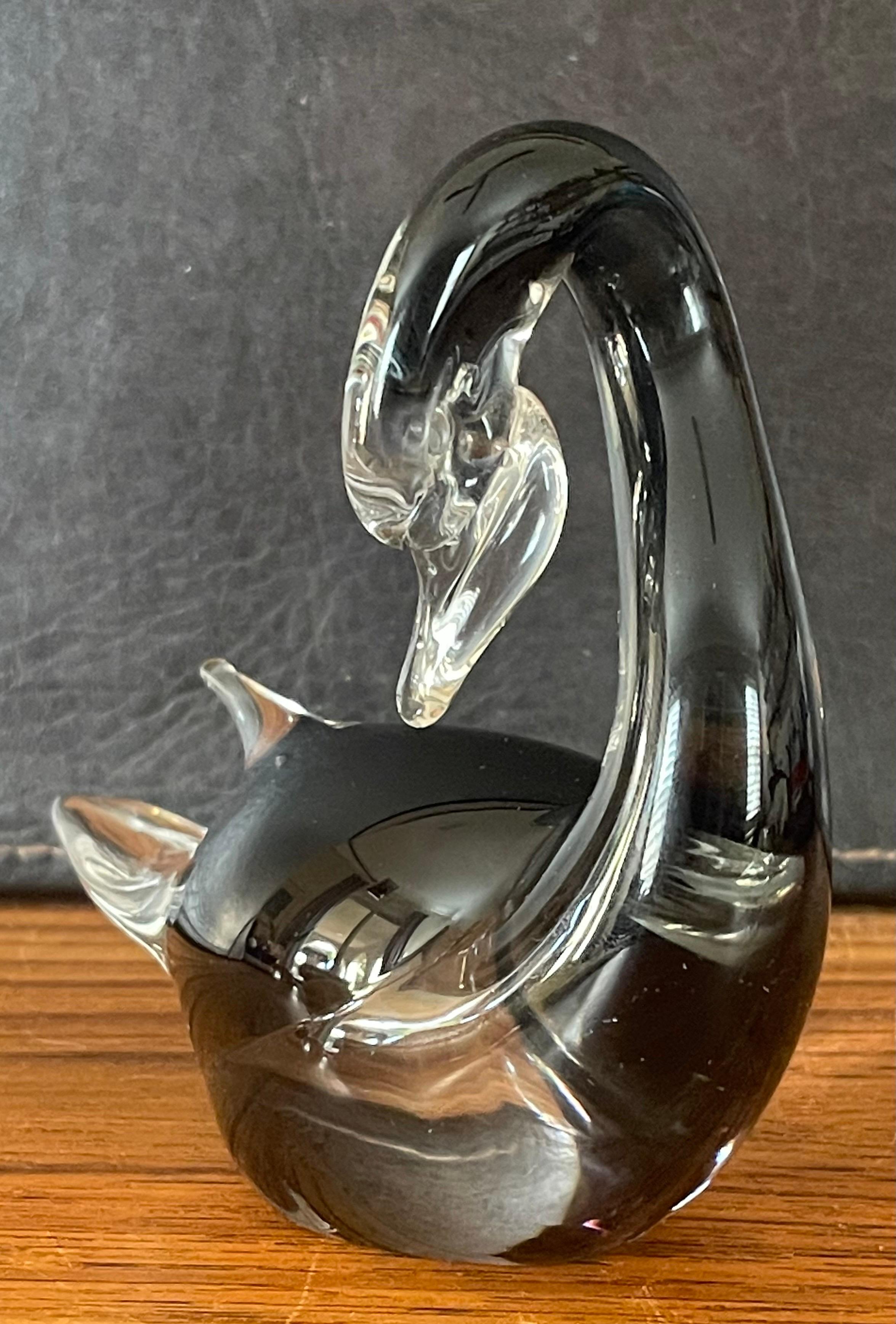 Verre d'art Petite sculpture de cygne en verre d'art Sommerso de Murano en vente