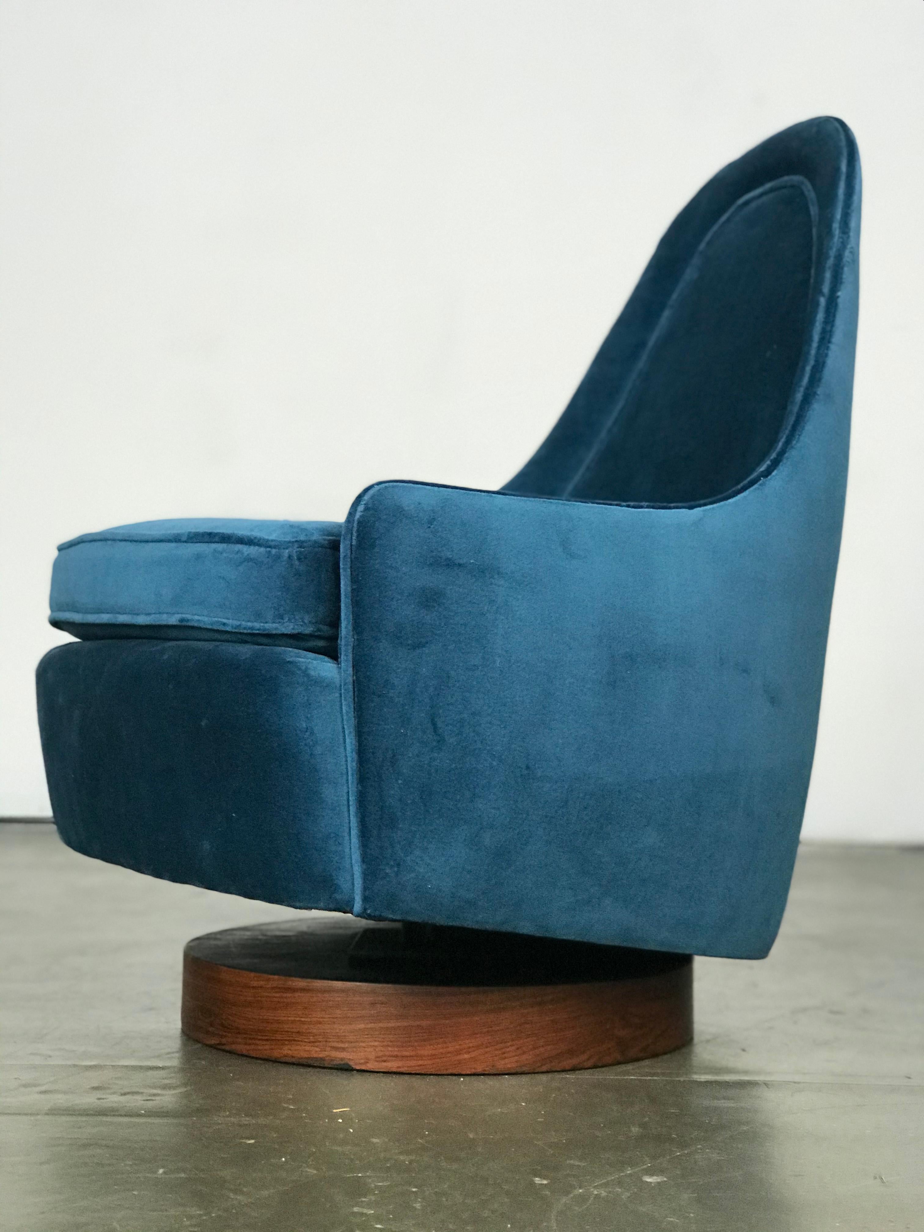 Petite Mid Century Modern Swivel and Tilt Lounge Chair by Milo Baughman 5