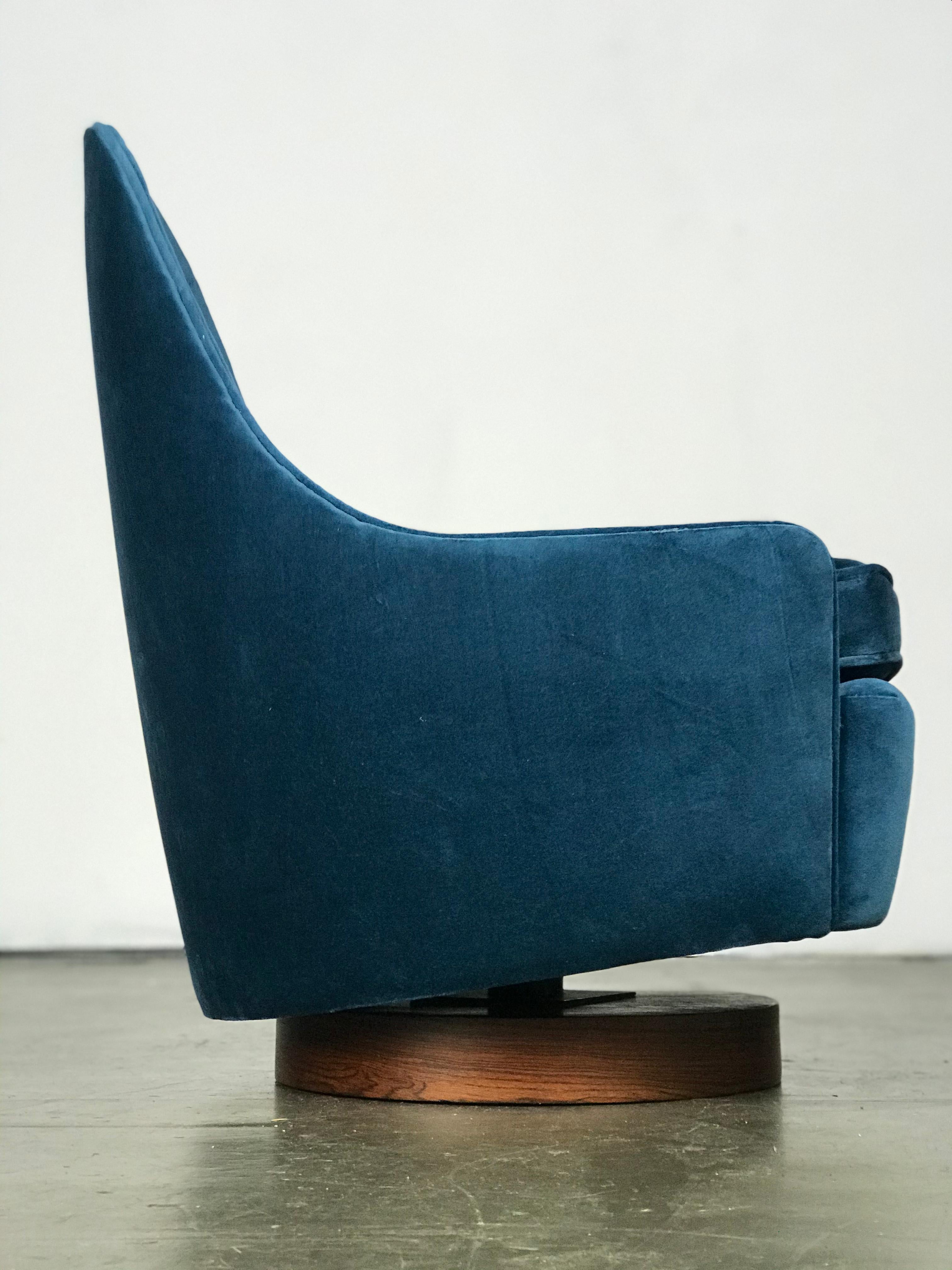 Petite Mid Century Modern Swivel and Tilt Lounge Chair by Milo Baughman 7