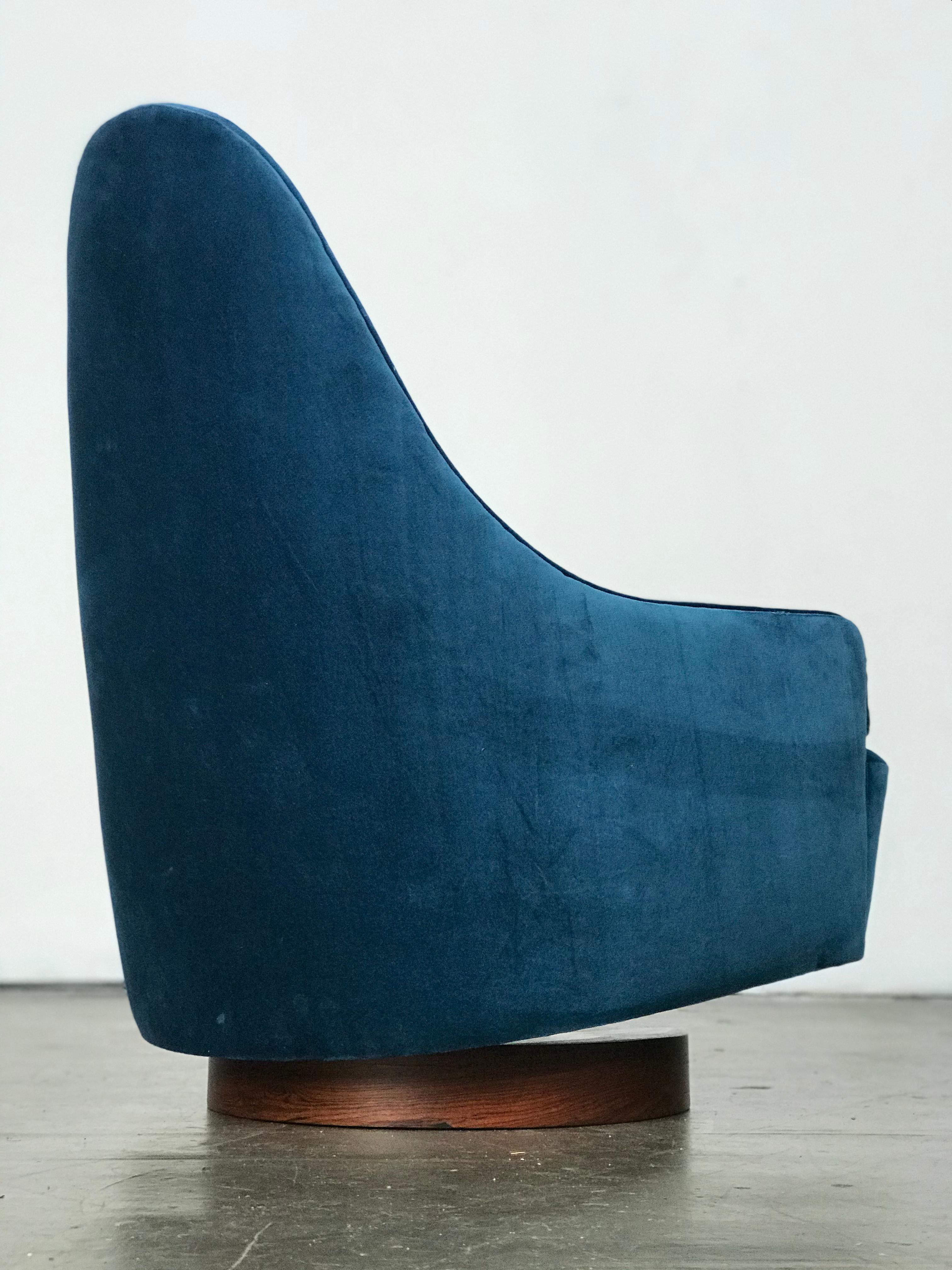 Mid-20th Century Petite Mid Century Modern Swivel and Tilt Lounge Chair by Milo Baughman