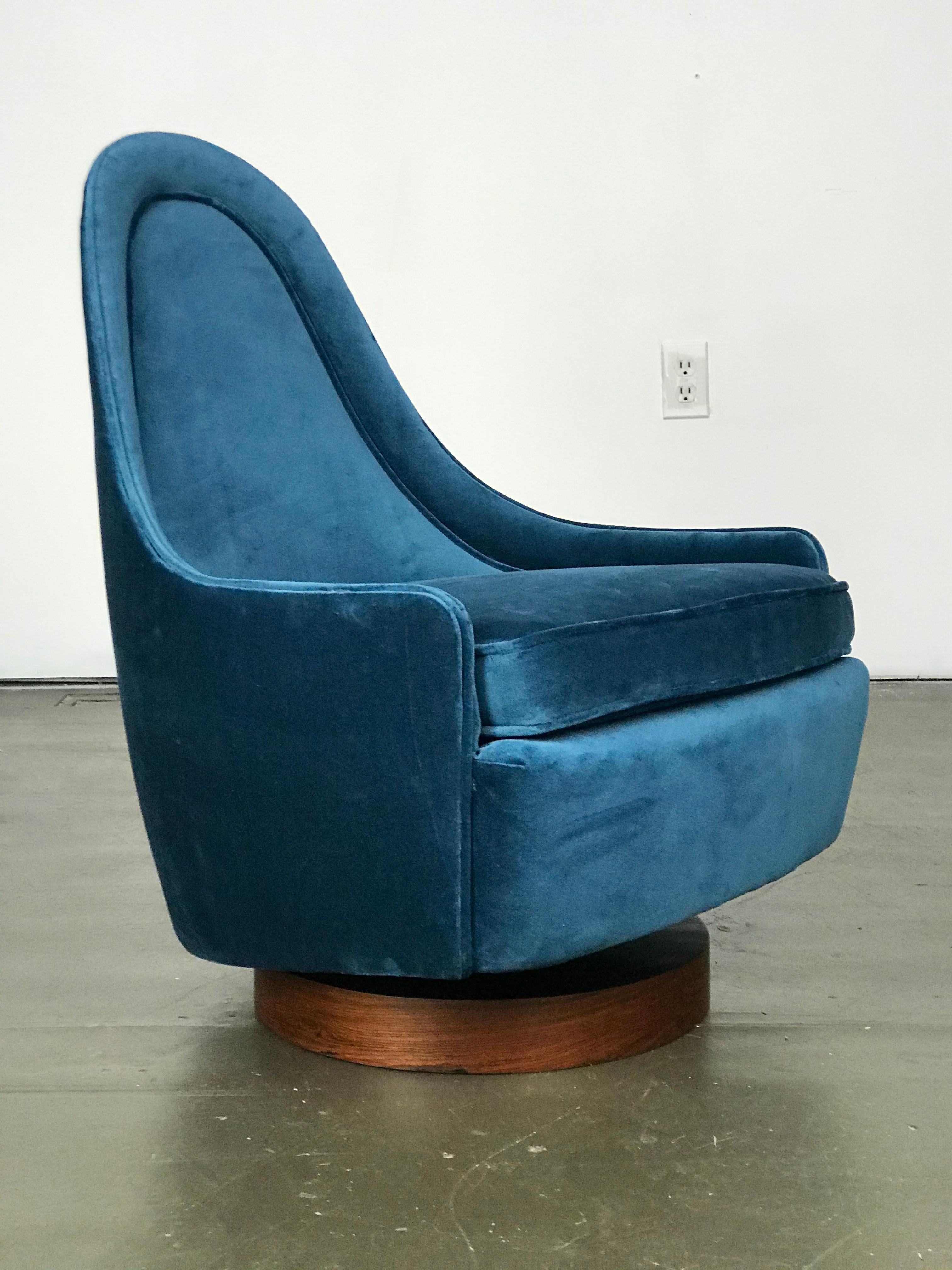 Petite Mid Century Modern Swivel and Tilt Lounge Chair by Milo Baughman 2