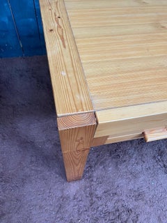 Petite table de bureau en pin de style « Les Arcs », Charlotte Perriand