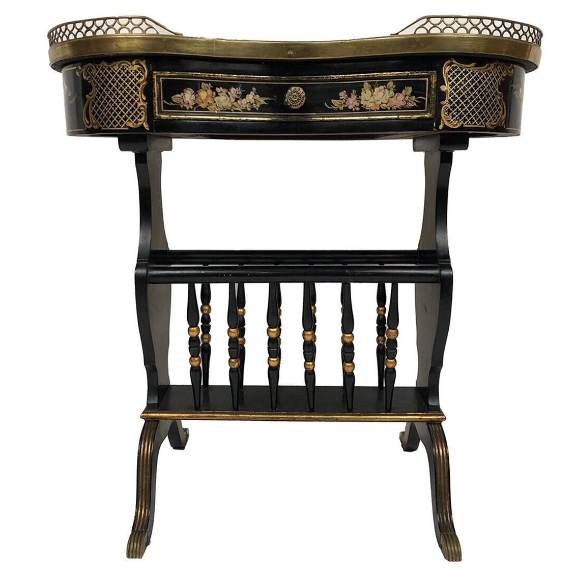 Napoleon III Petite table de forme rognon en bois laqué noir et riches décors peints For Sale