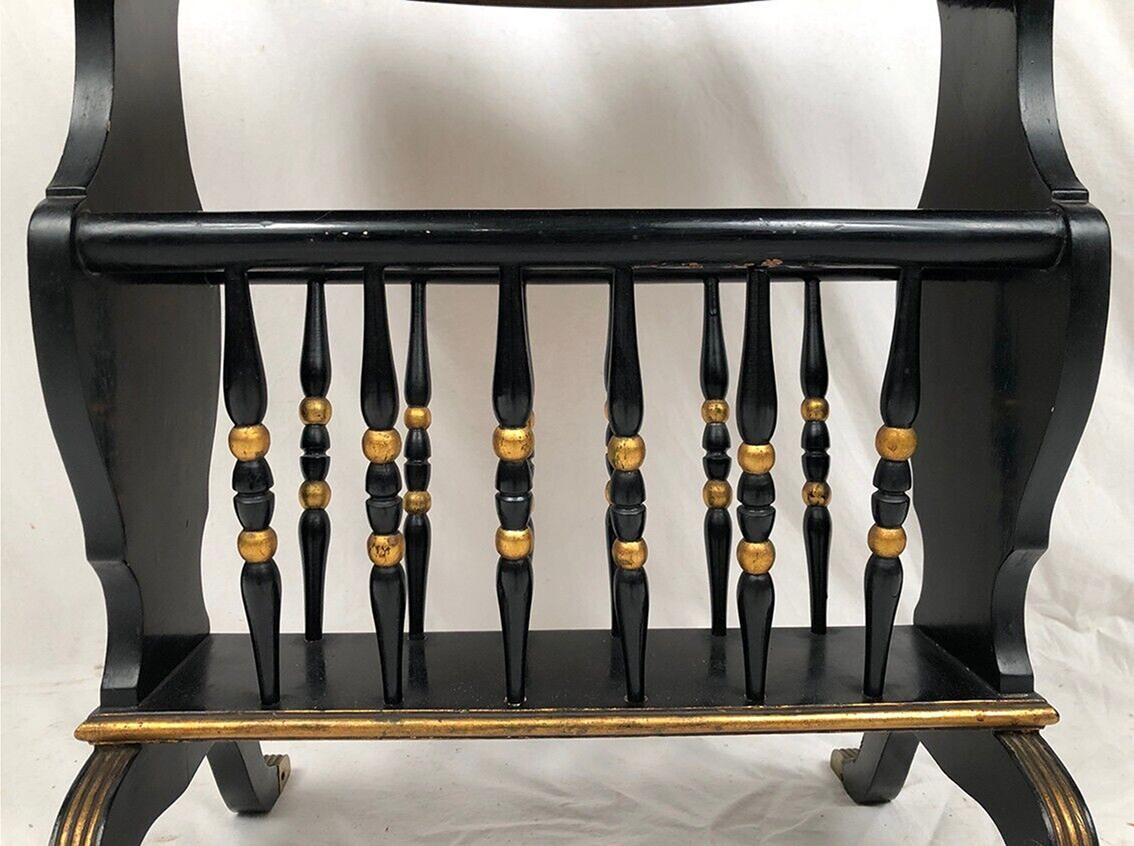 French Petite table de forme rognon en bois laqué noir et riches décors peints For Sale