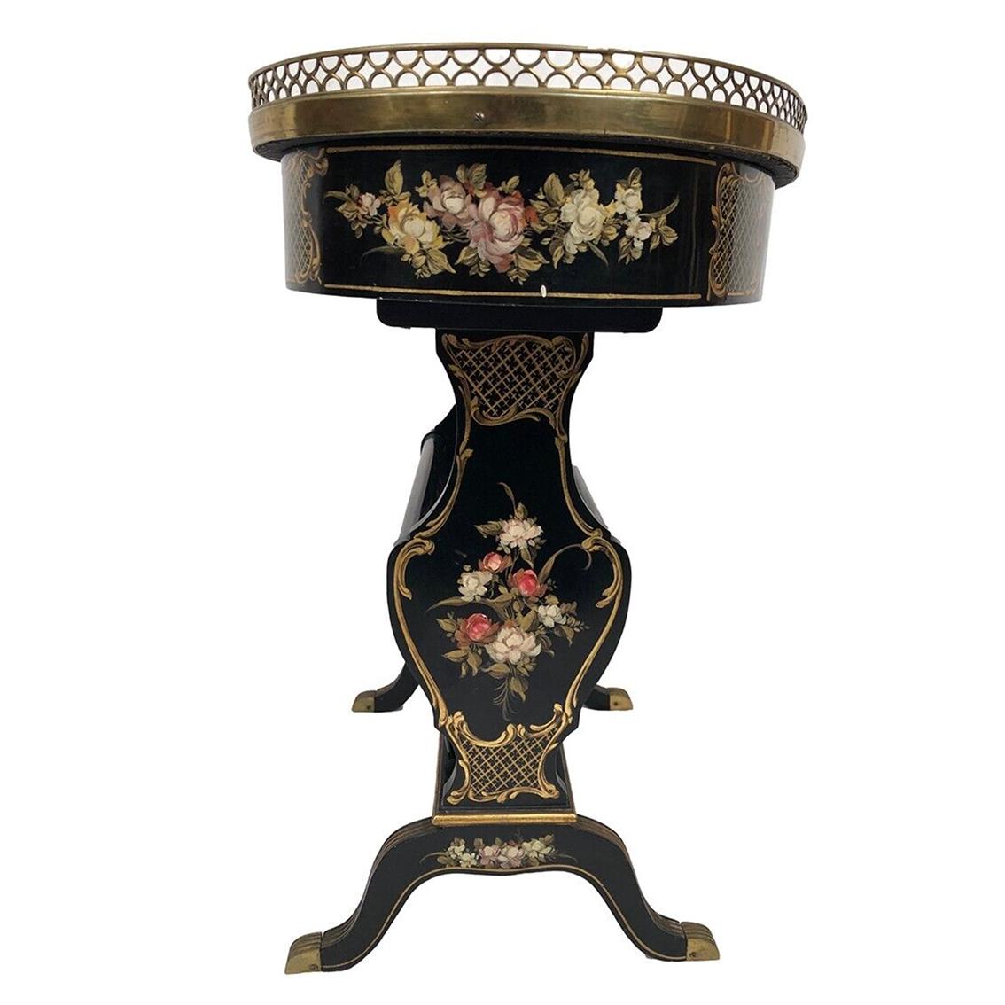 Petite table de forme rognon en bois laqué noir et riches décors peints In Good Condition For Sale In ROYÈRE-DE-VASSIVIÈRE, FR