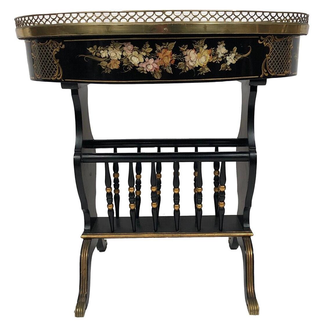 19th Century Petite table de forme rognon en bois laqué noir et riches décors peints For Sale