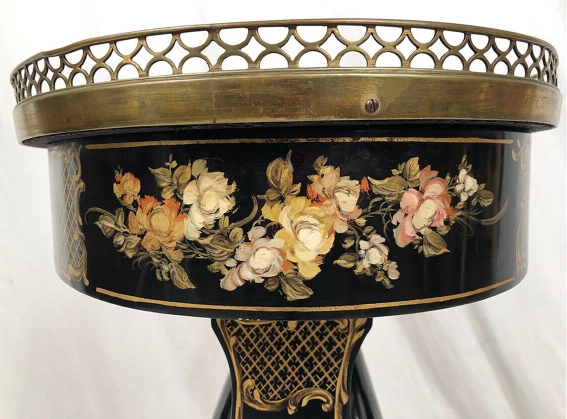 Petite table de forme rognon en bois laqué noir et riches décors peints For Sale 1