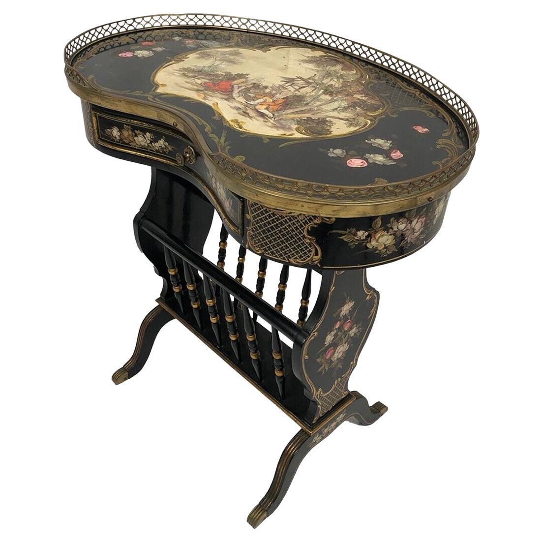 Petite table de forme rognon en bois laqué noir et riches décors peints