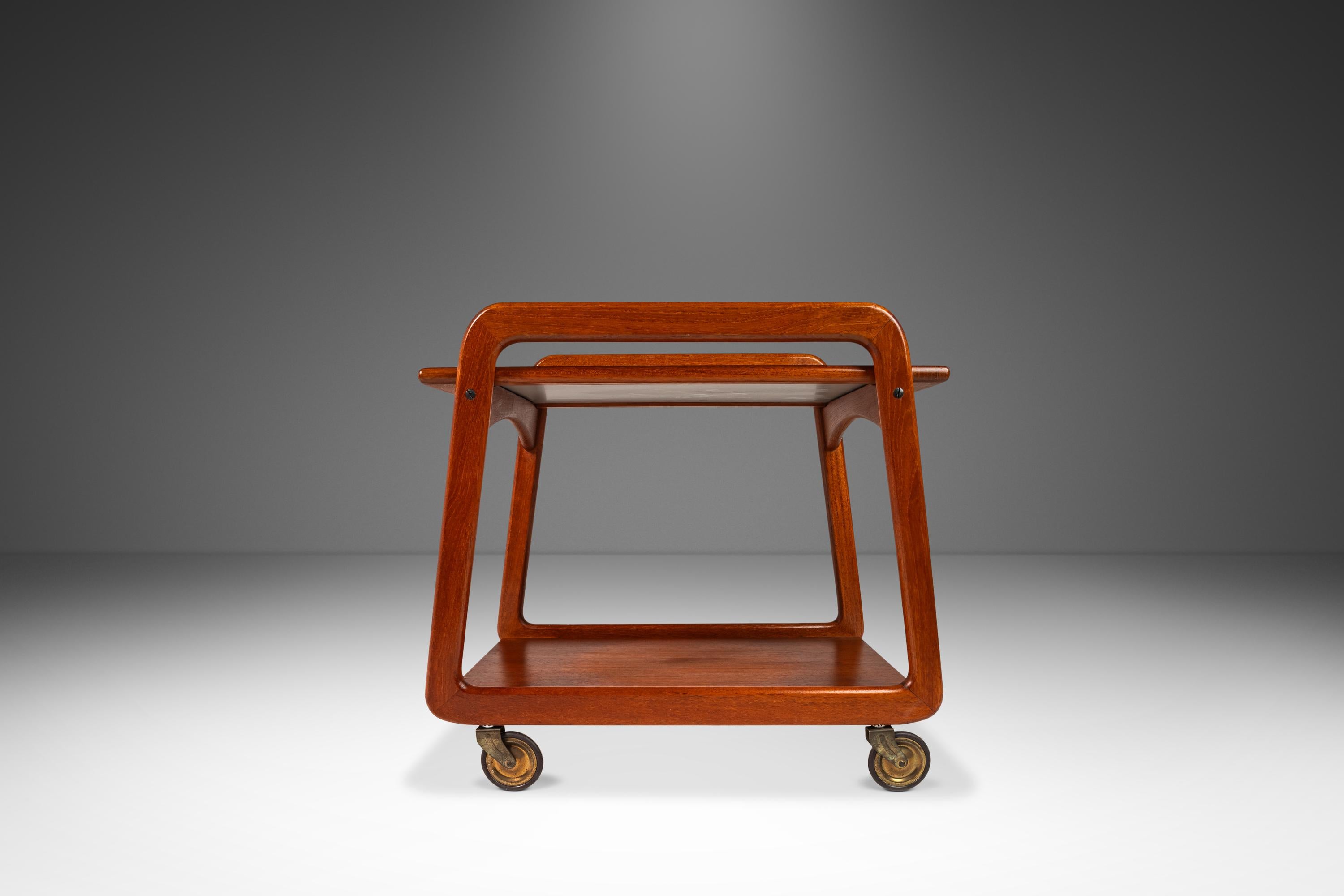 Mid-Century moderno Carrello da tè / Carrello da bar in teak massiccio di Sika Møbler, Danimarca, anni '60 circa in vendita