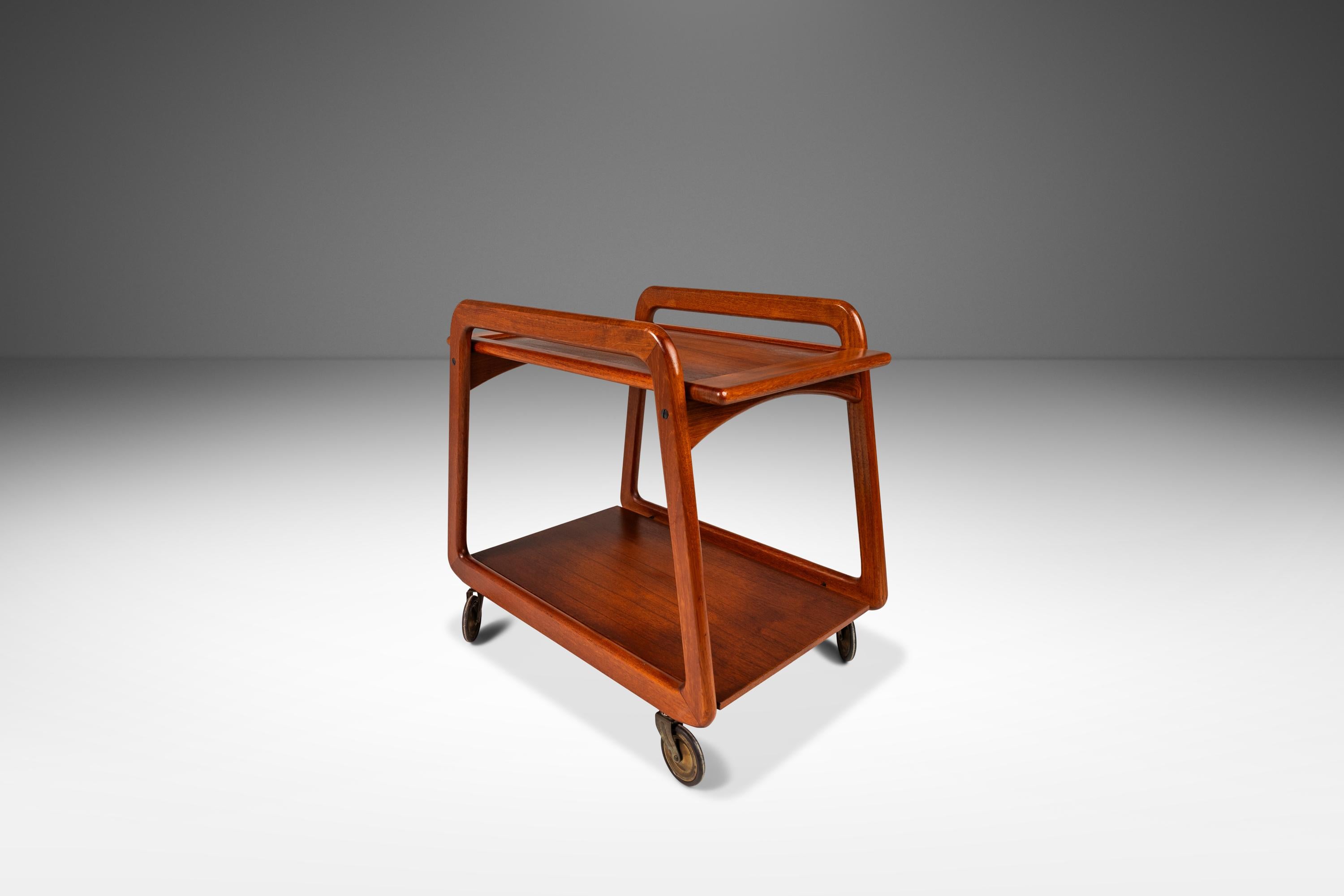 Metà XX secolo Carrello da tè / Carrello da bar in teak massiccio di Sika Møbler, Danimarca, anni '60 circa in vendita