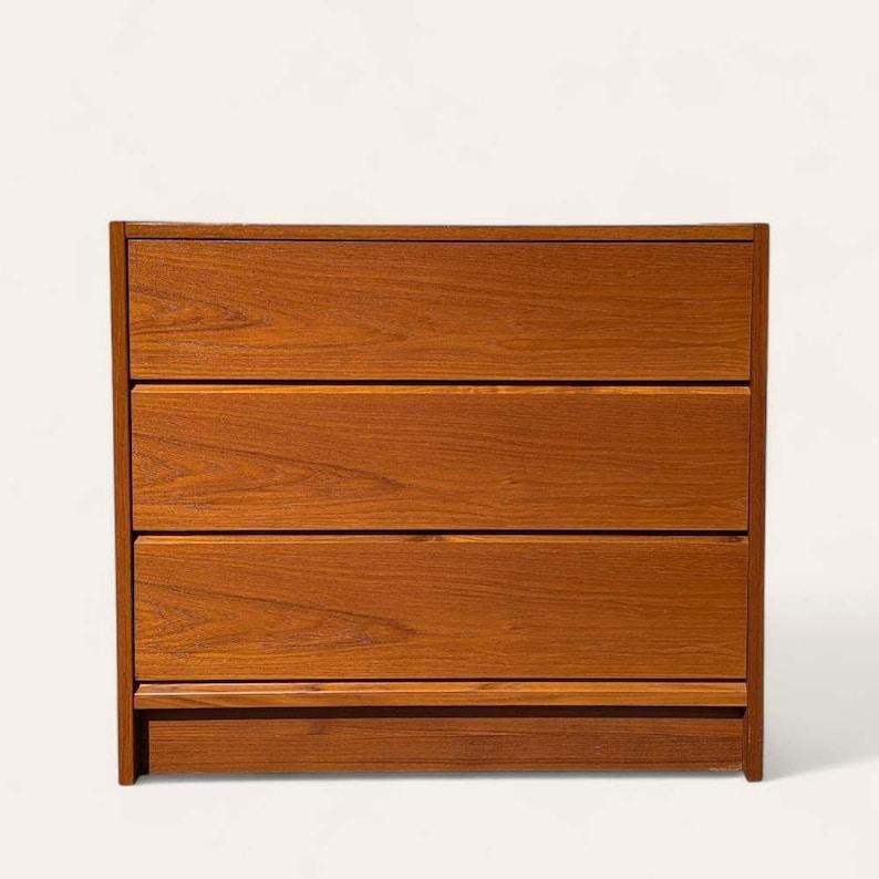 Petite Teak Dresser, Three Drawers, Nightstand, Mid Century, MCM, Bedroom, Danish Modern, End Table, c. 1960s

Measurements: 33.5