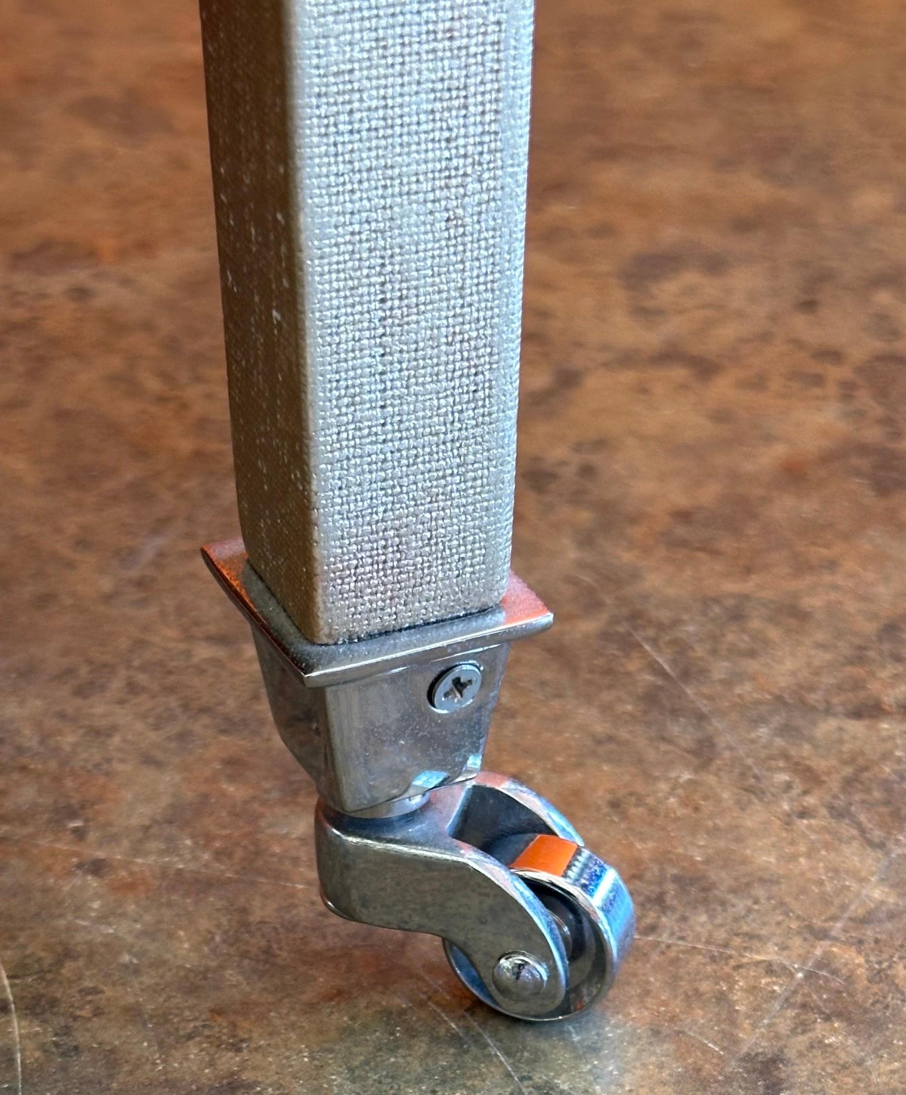 Mesita telefónica de J. Robert Scott al estilo de Karl Springer en venta 2