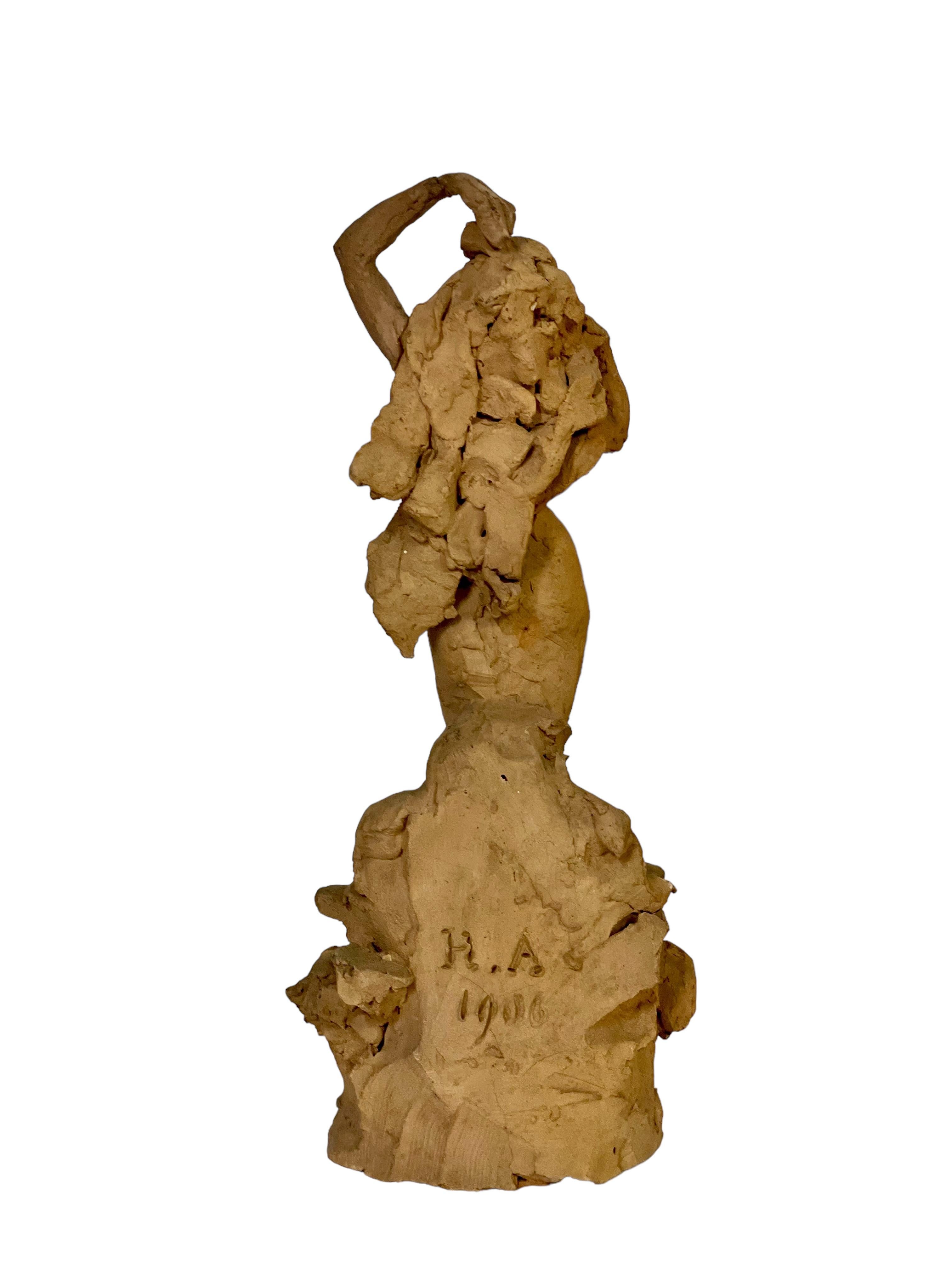 Petite Terracotta Statue of a Nude Young Woman In Good Condition For Sale In LA CIOTAT, FR