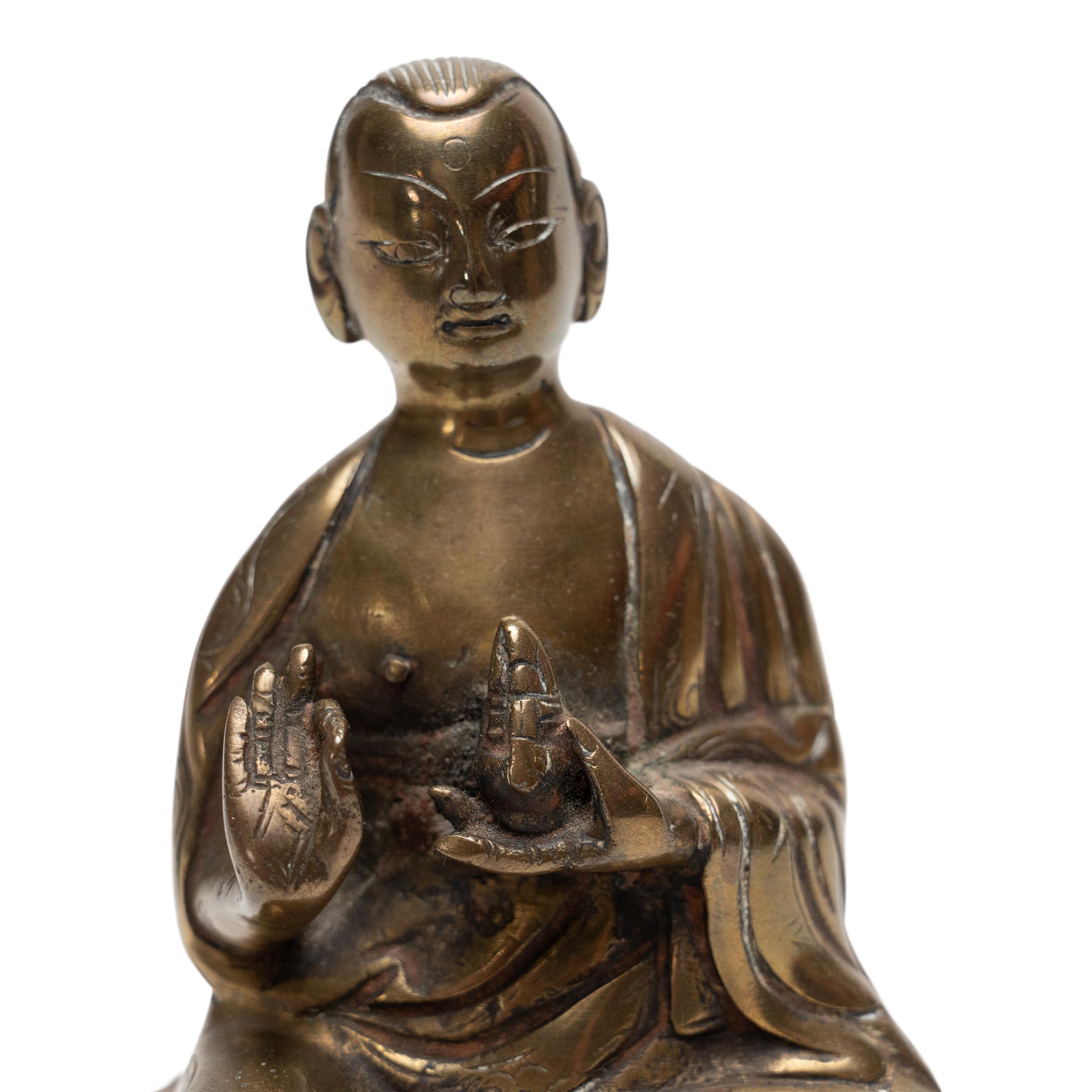 Petite Tibetan Brass Lama Figure, c. 1900 In condizioni buone in vendita a Chicago, IL