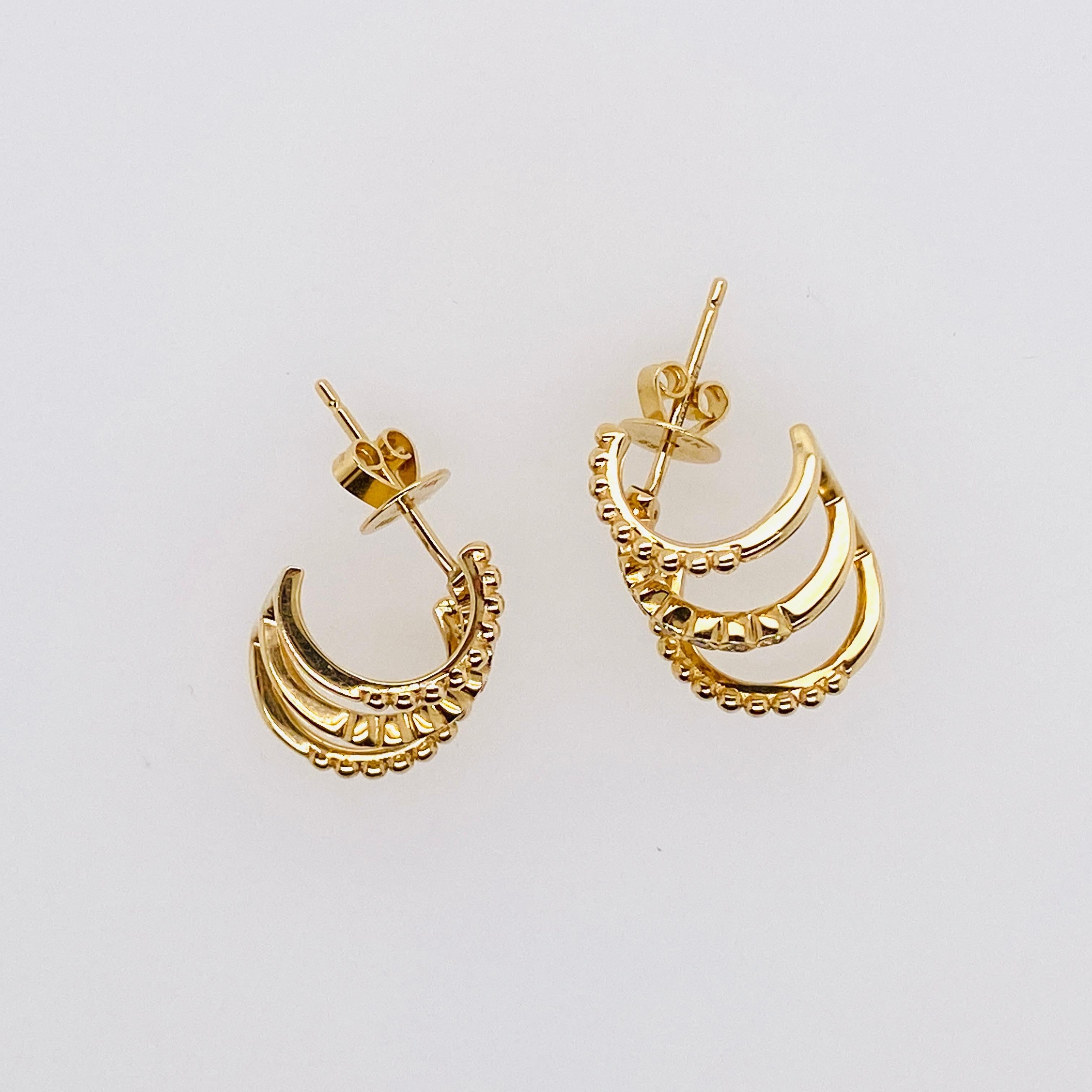 Moderne Petits clous d'oreilles en or 14 carats à trois rangées alternant perles et diamants LV en vente