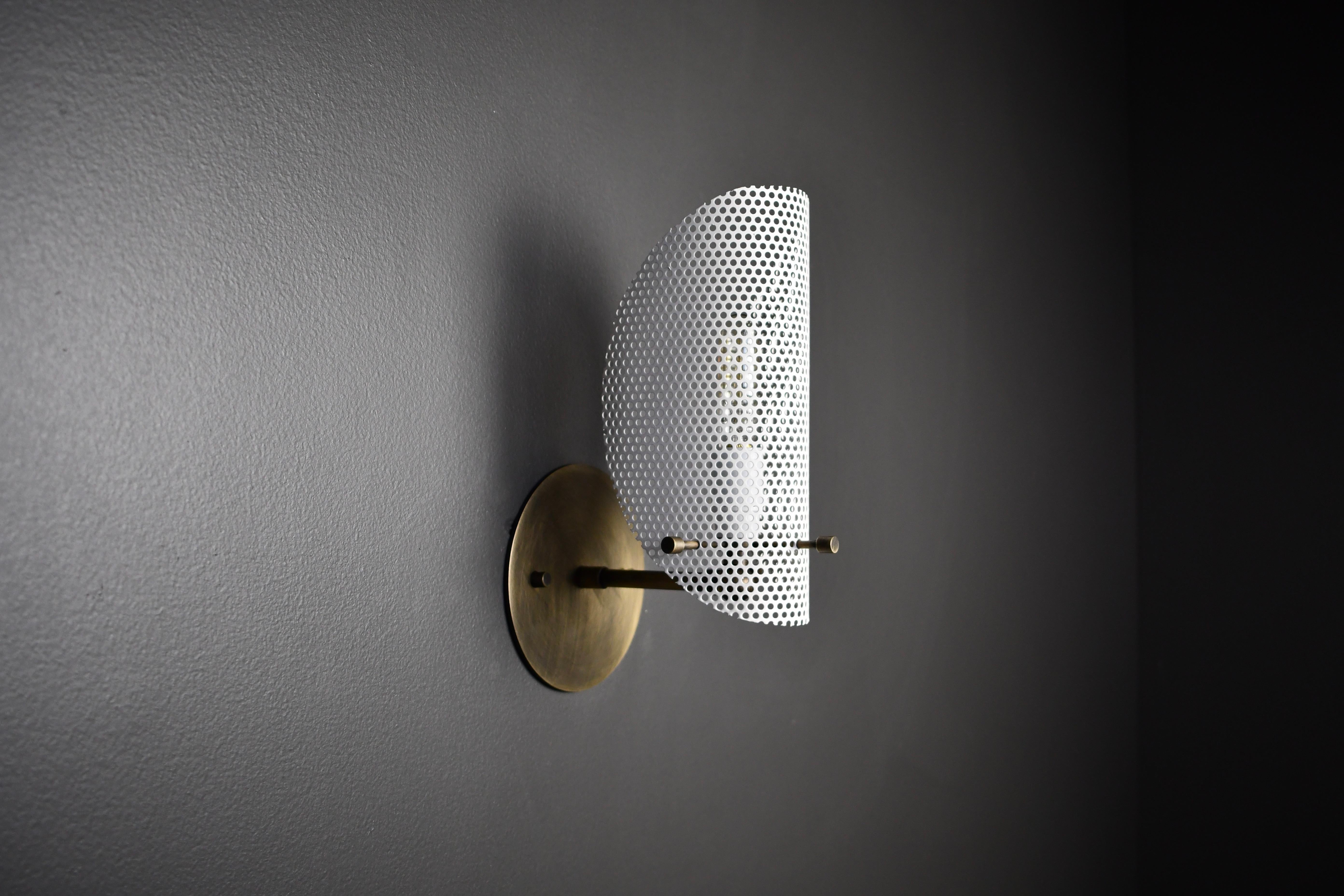 Petite Tulle Wandleuchter in Bronze + weißem Emaille Mesh, Blueprint Lighting, 2020 (amerikanisch) im Angebot