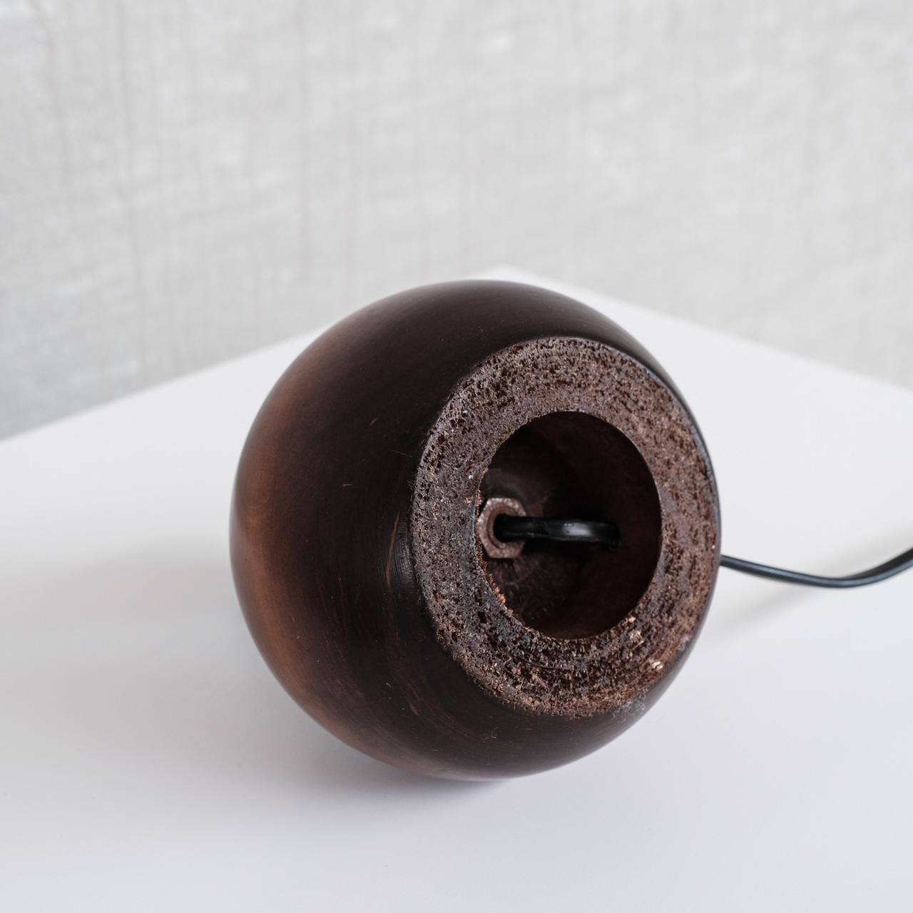 Pequeña lámpara de sobremesa francesa de madera torneada de mediados de siglo Madera en venta